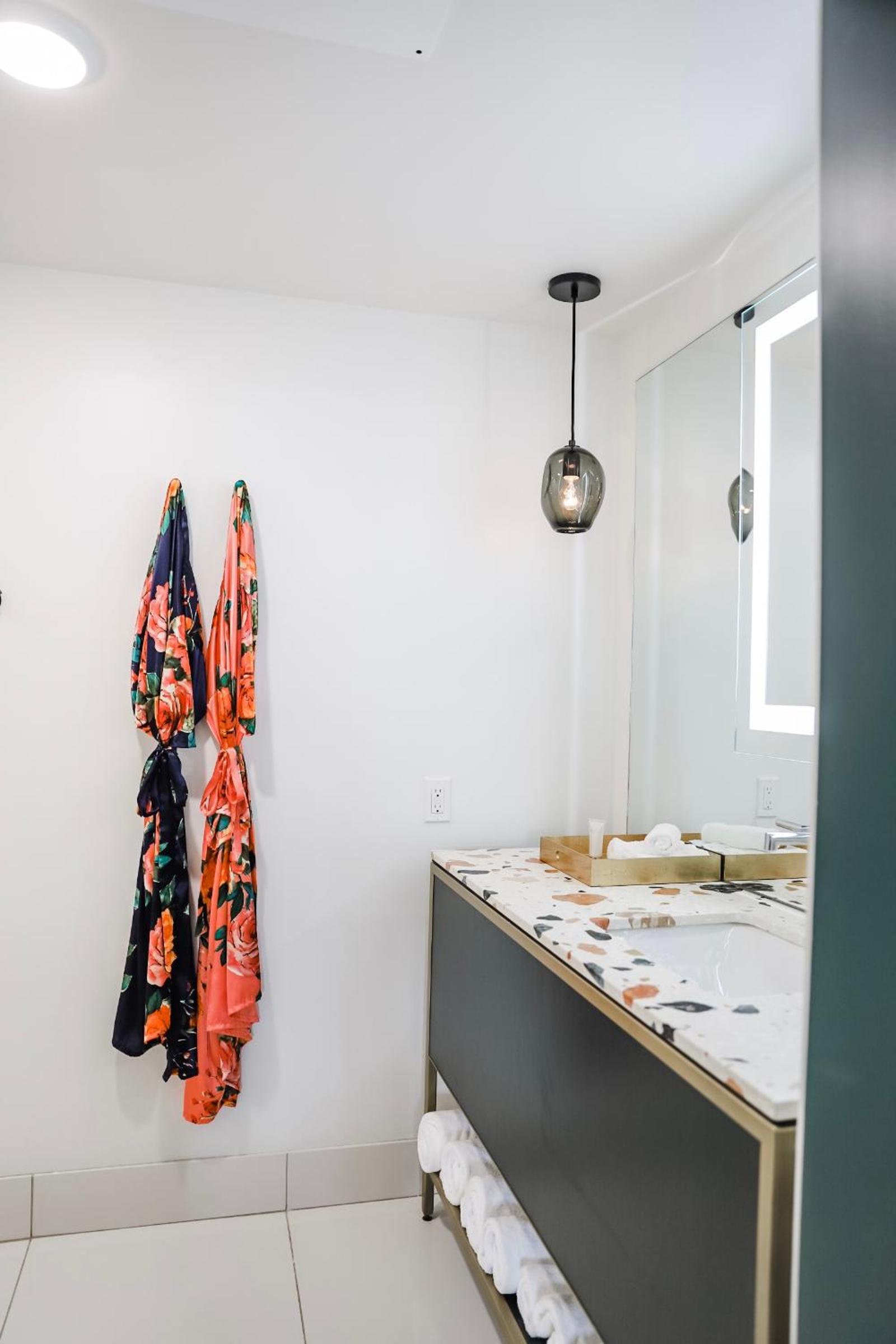 Queen Suite - Disability Access - Photo 3