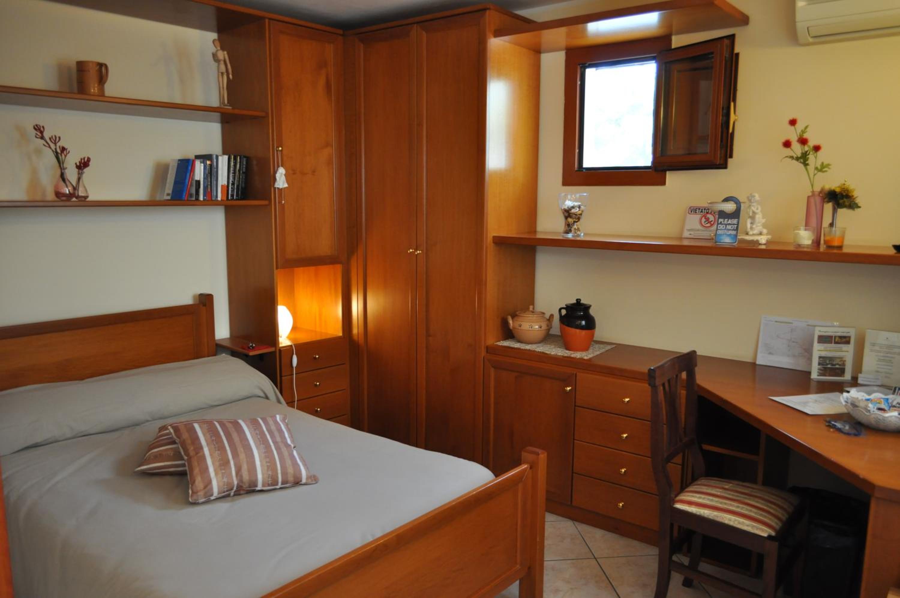 Single Room with Private Bathroom photo 2