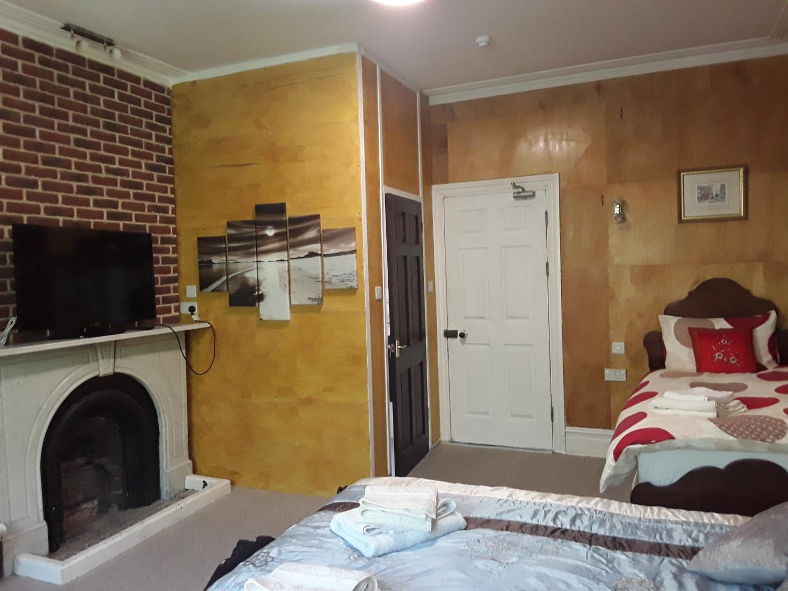 Superior Family Room - Photo 5
