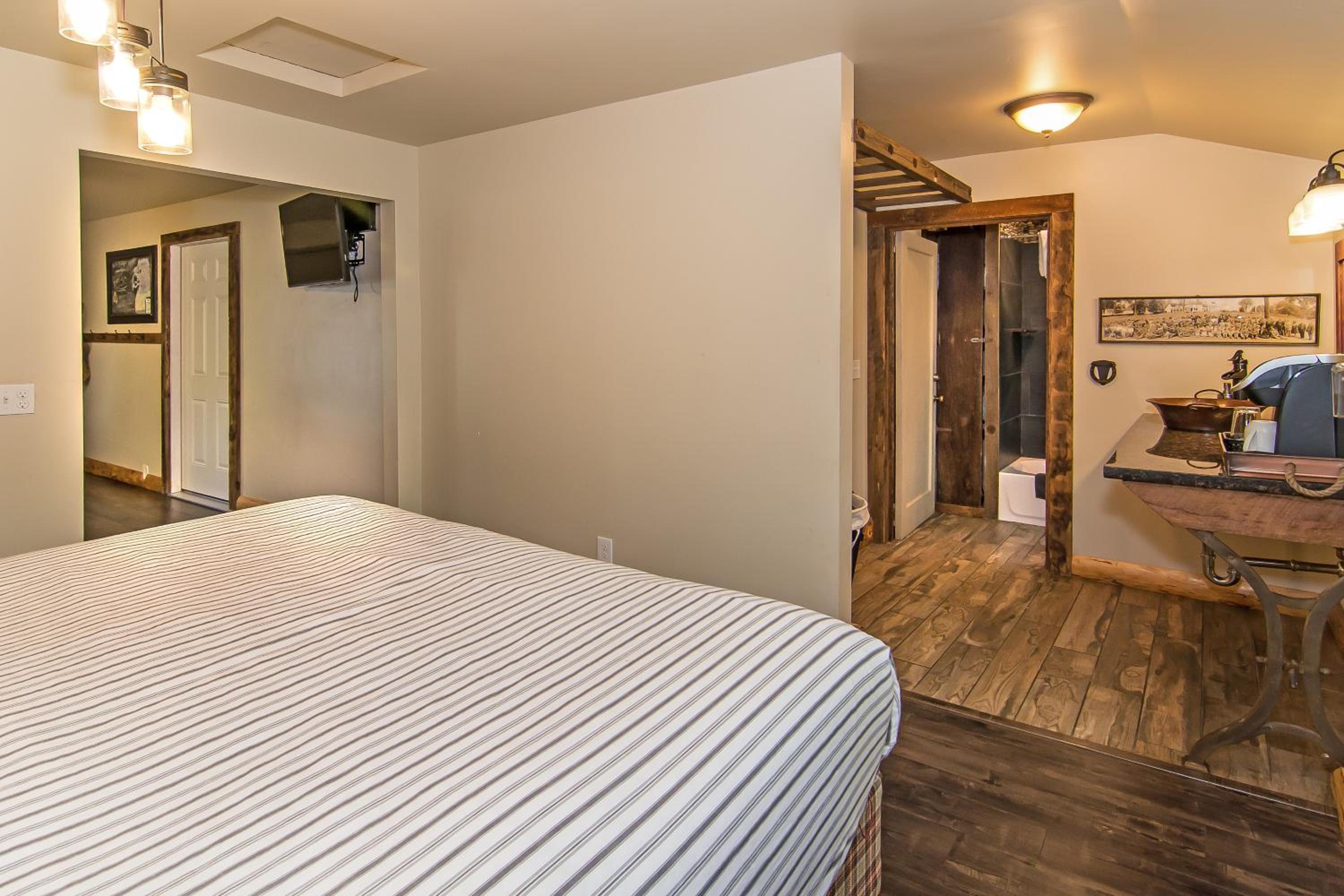 One Bedroom King Suite #10 - Photo 1