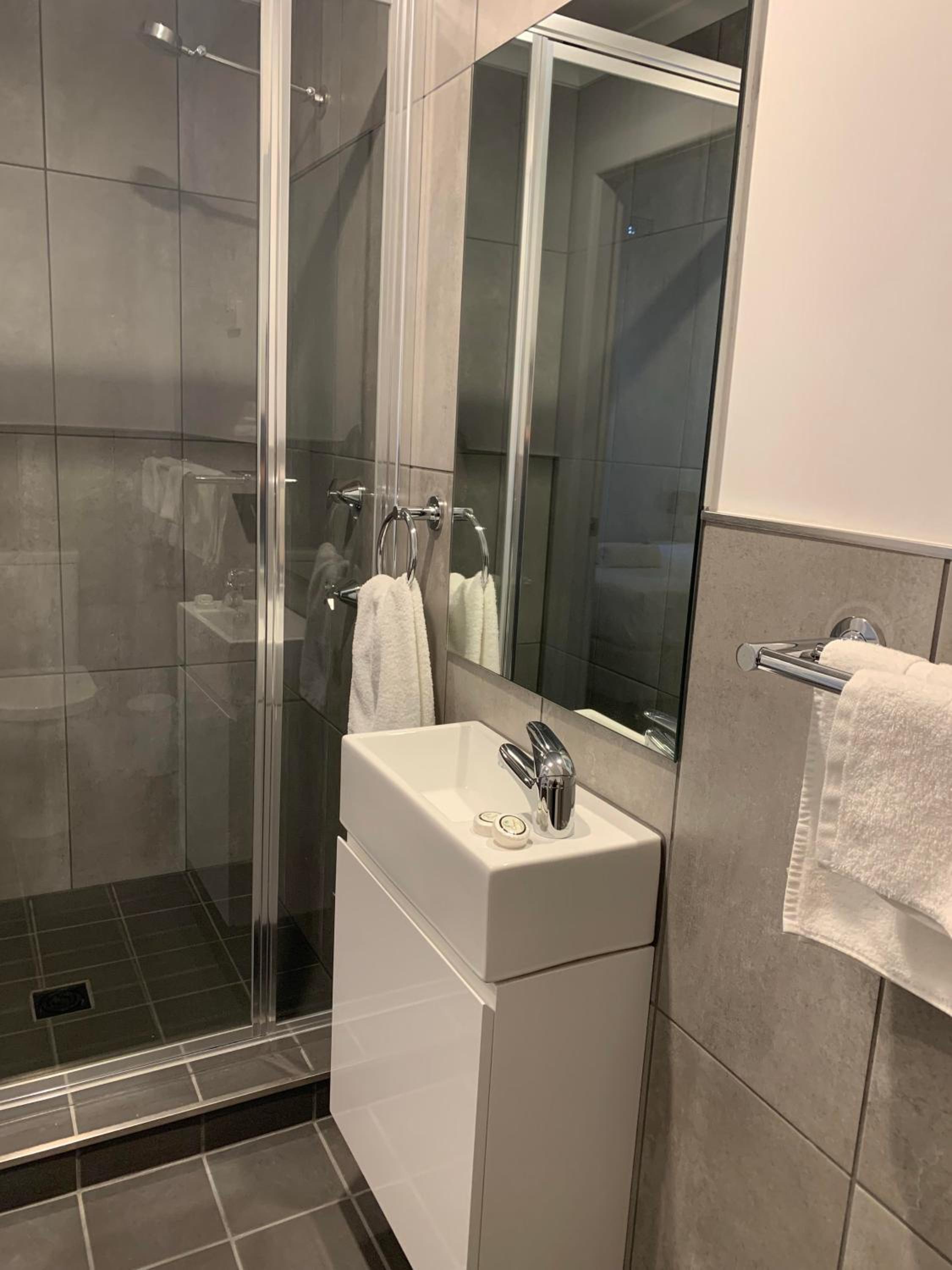 Double or Twin Room with Private Bathroom photo 3