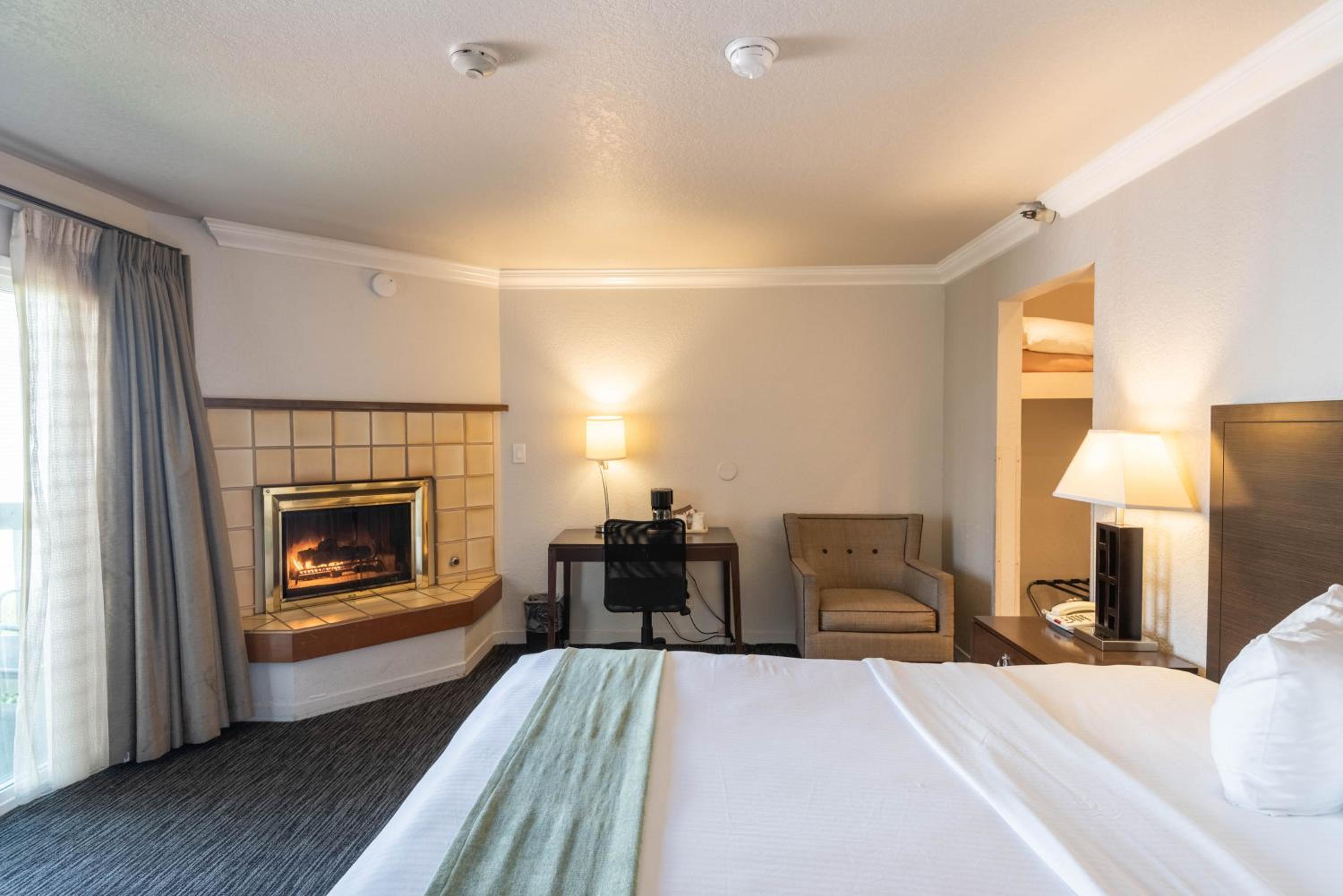 King Room with Fireplace - Photo 2