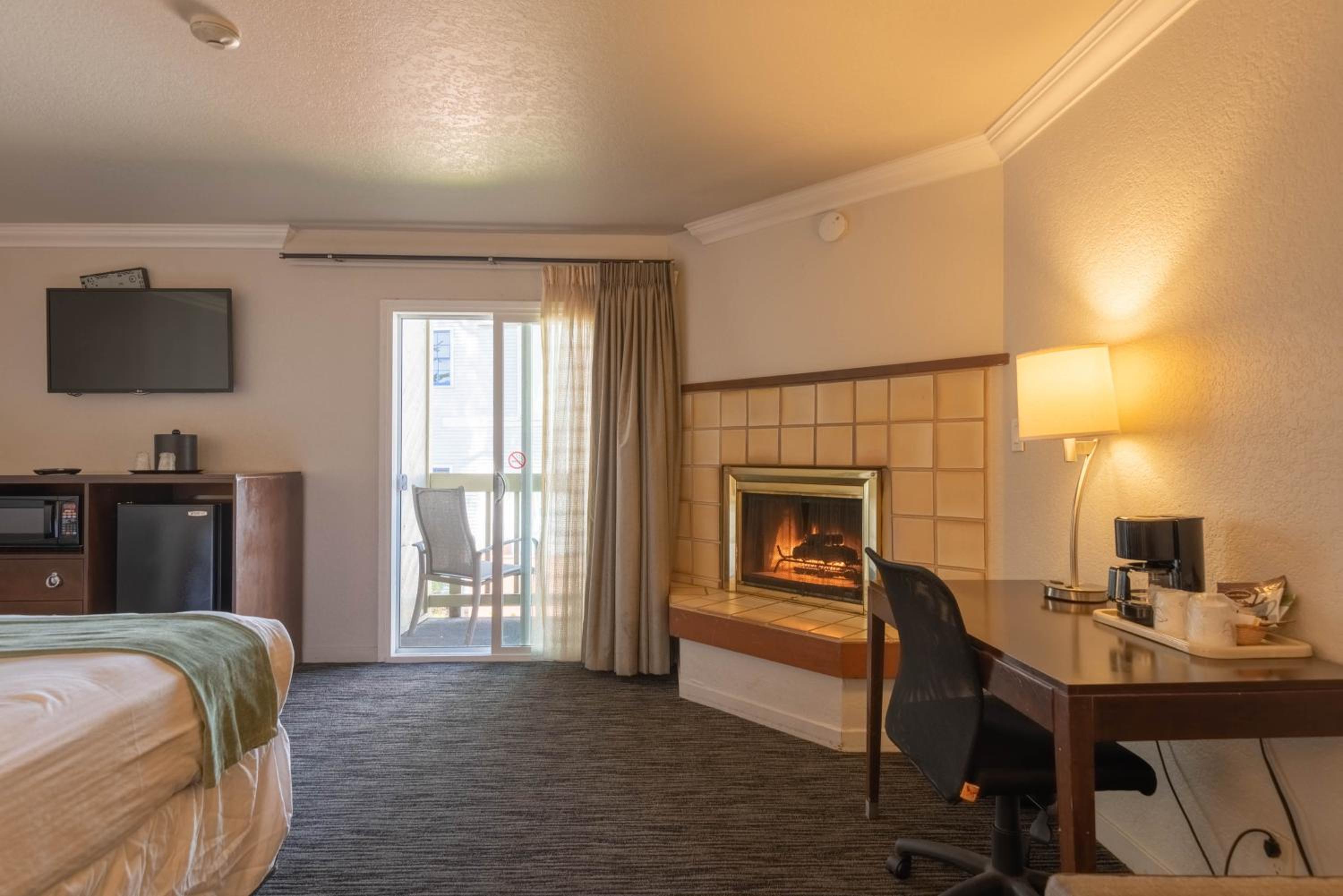 King Room with Fireplace - Photo 3
