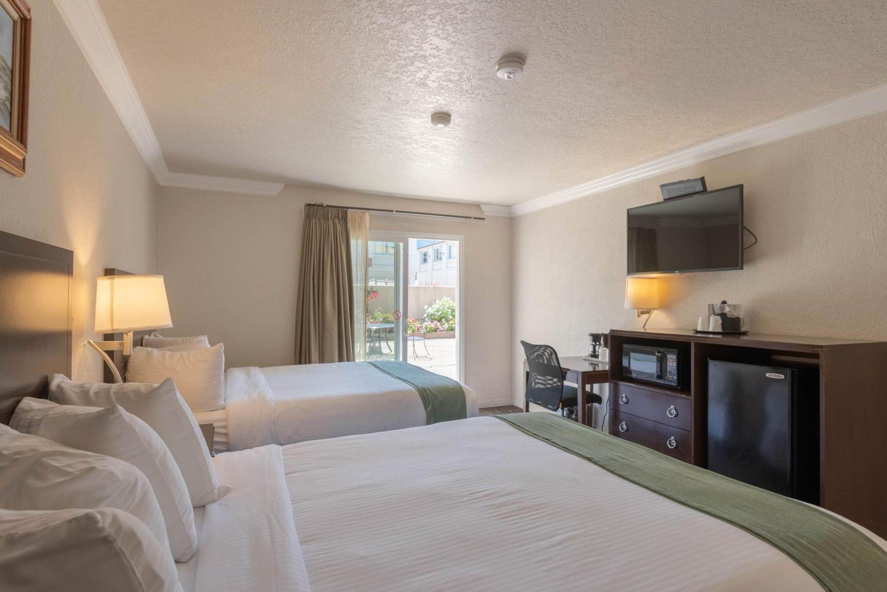 Queen Room with Two Queen Beds photo 1