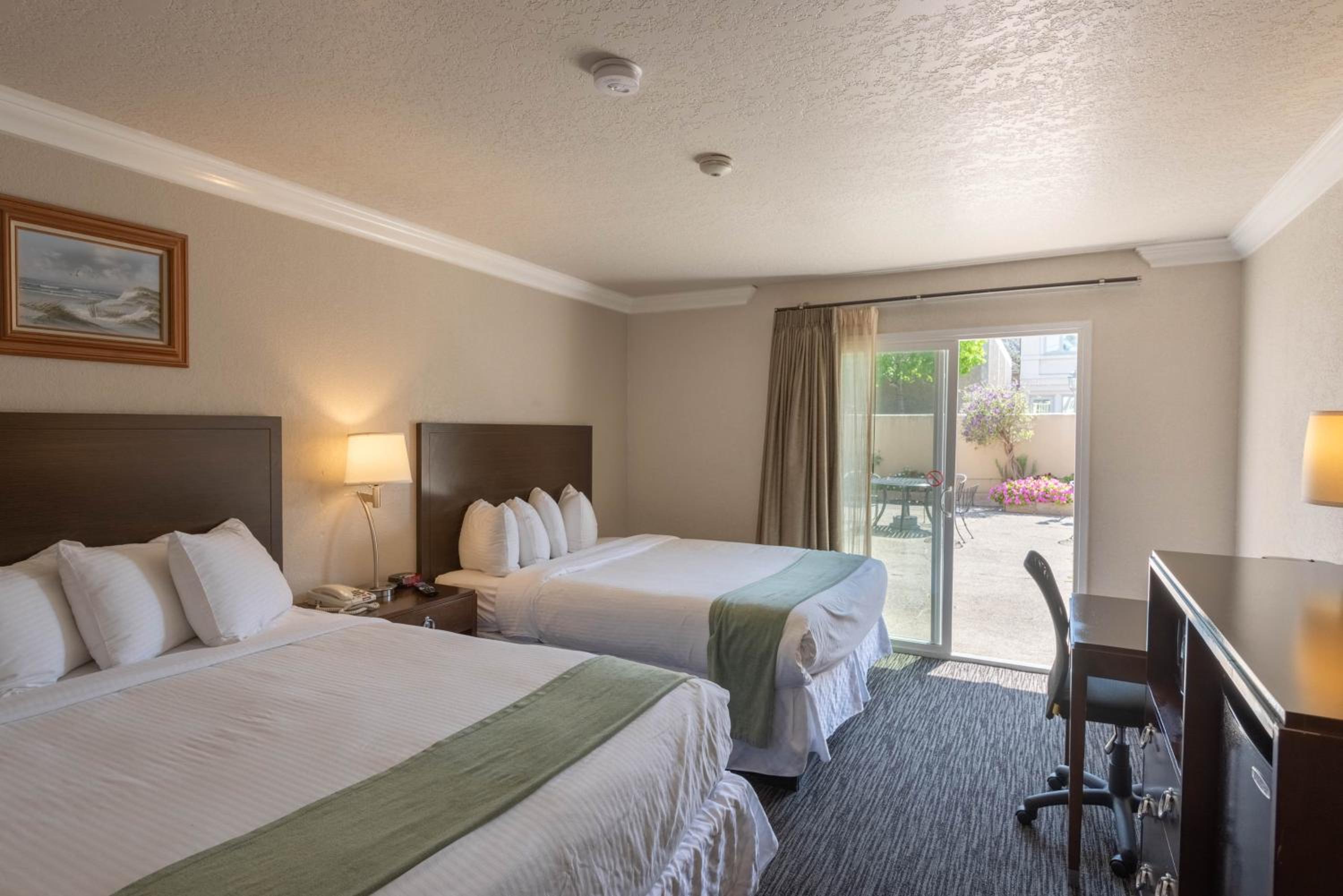 Queen Room with Two Queen Beds photo 2