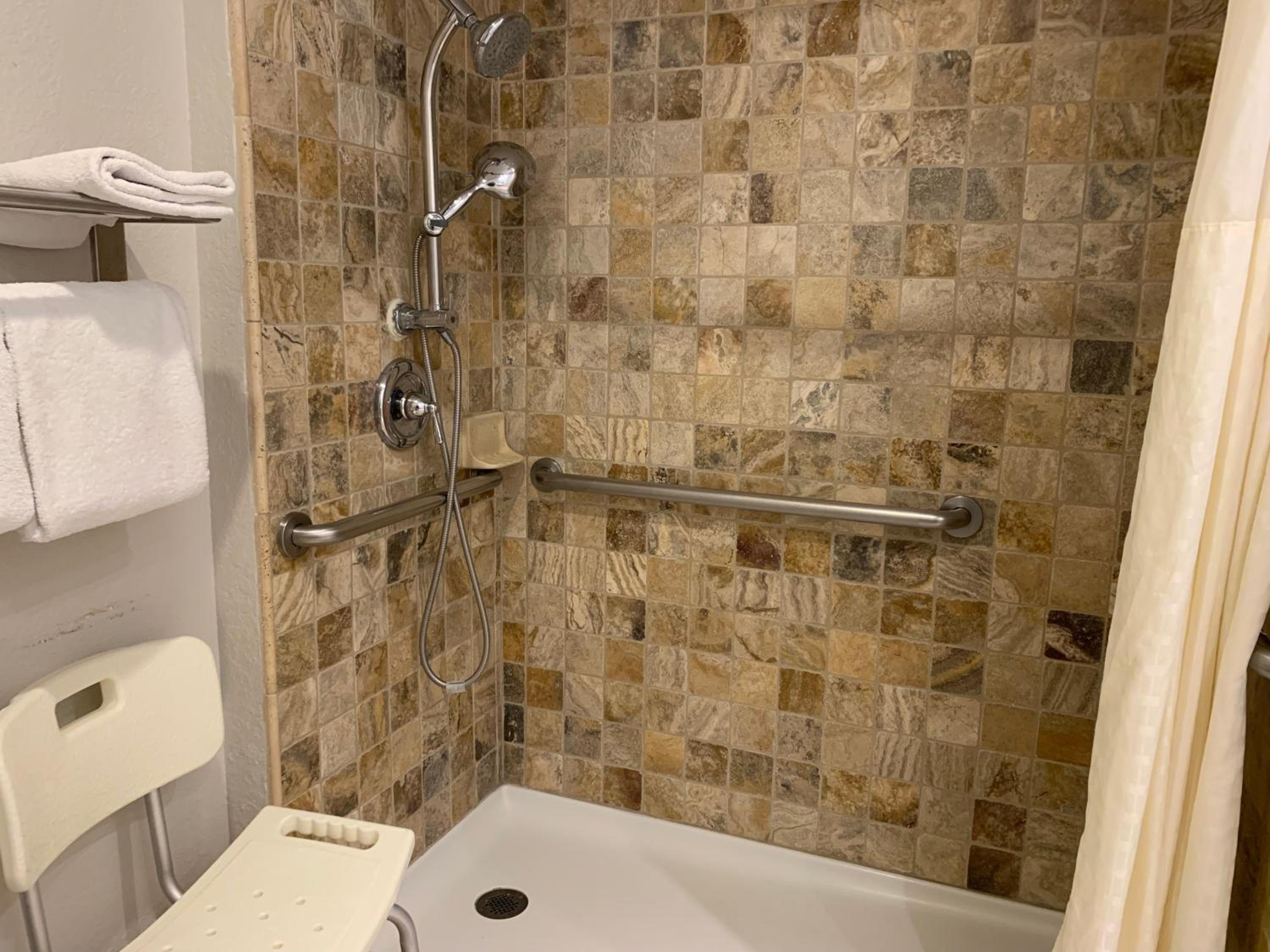 Queen Room - Disability Access photo 3