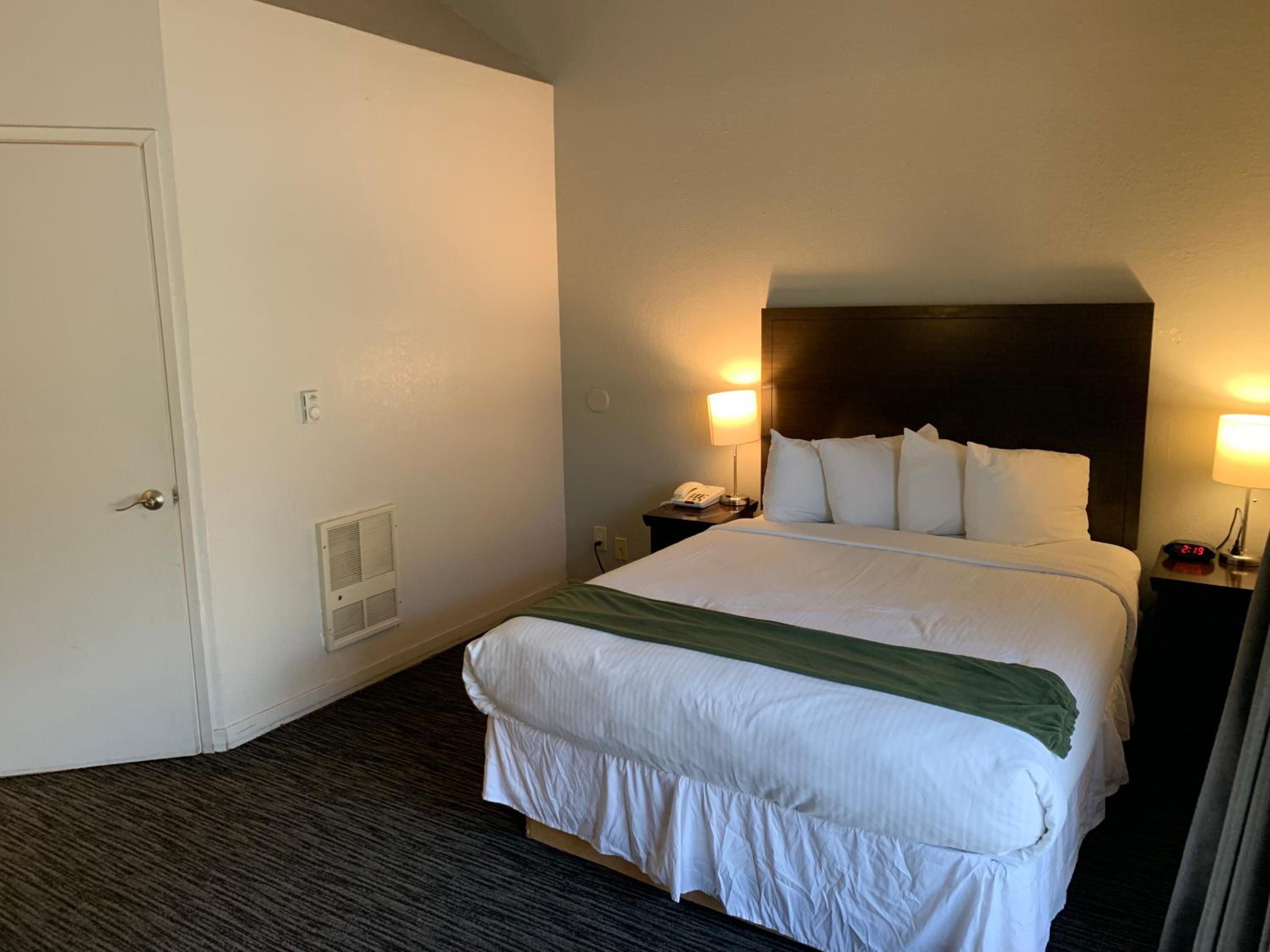 Queen Room - Disability Access photo 1