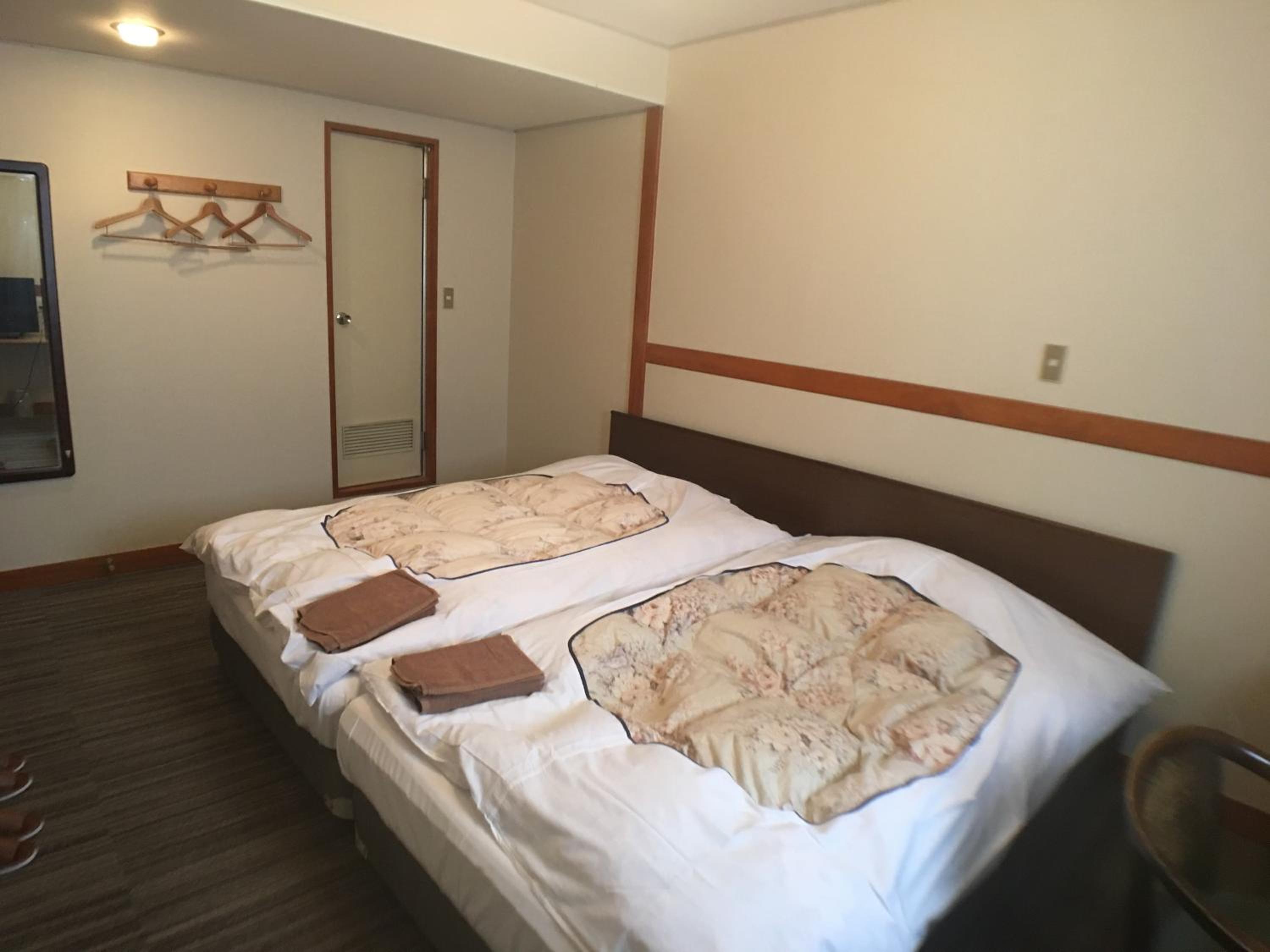 Standard Twin Room - Photo 4