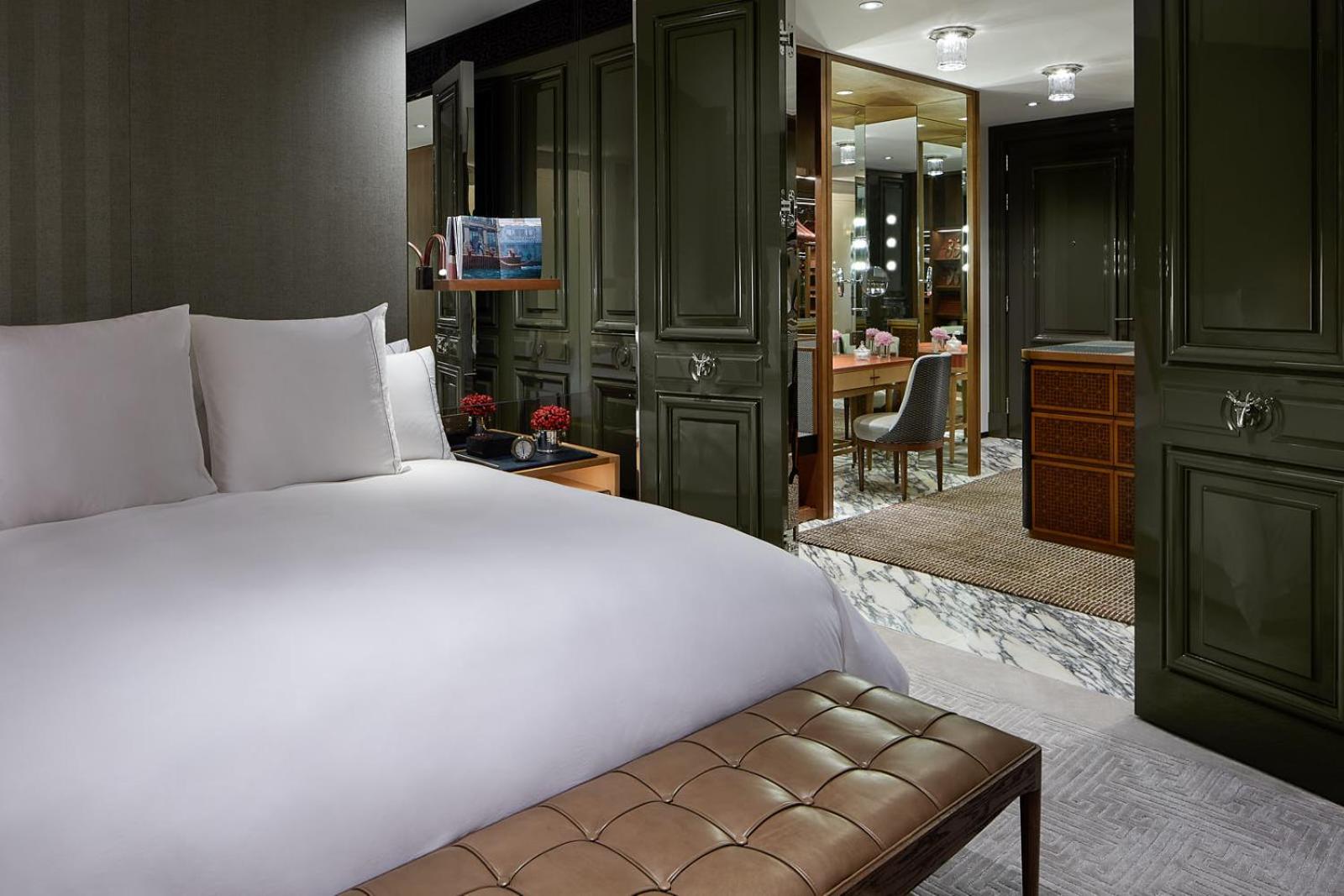 Manor Suite thumbnail 5