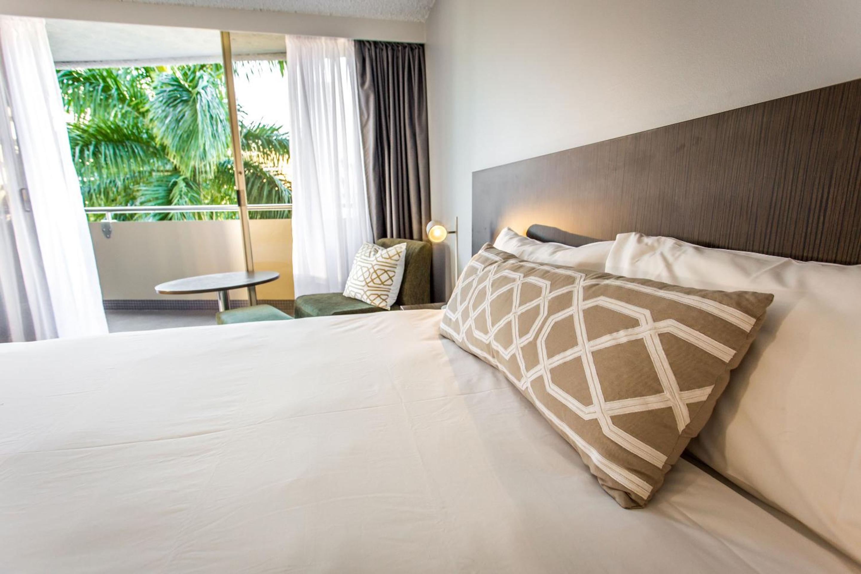 Superior Balcony Room - Photo 5