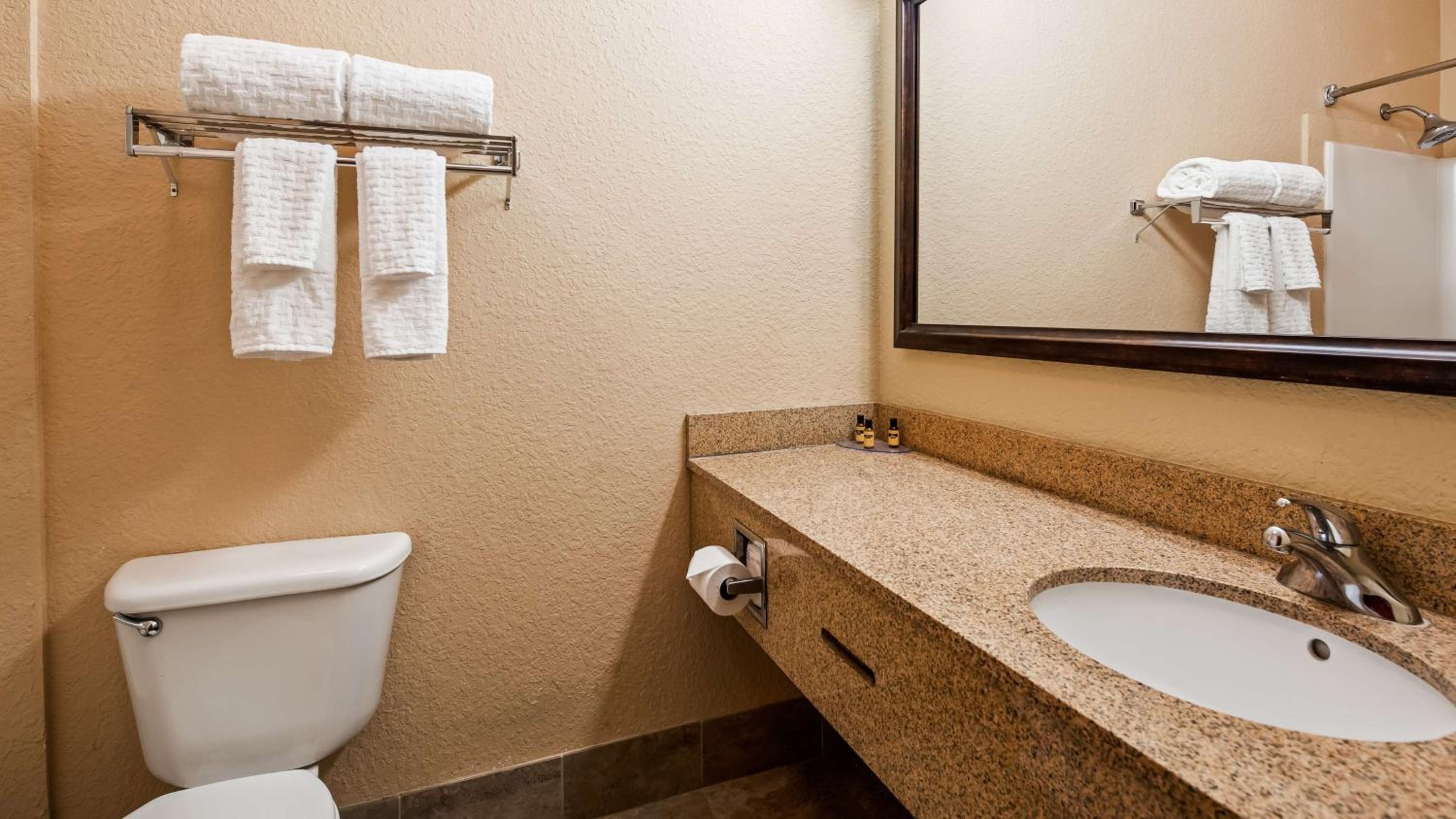 Queen Suite with Sofa Bed - Non Smoking - Photo 2