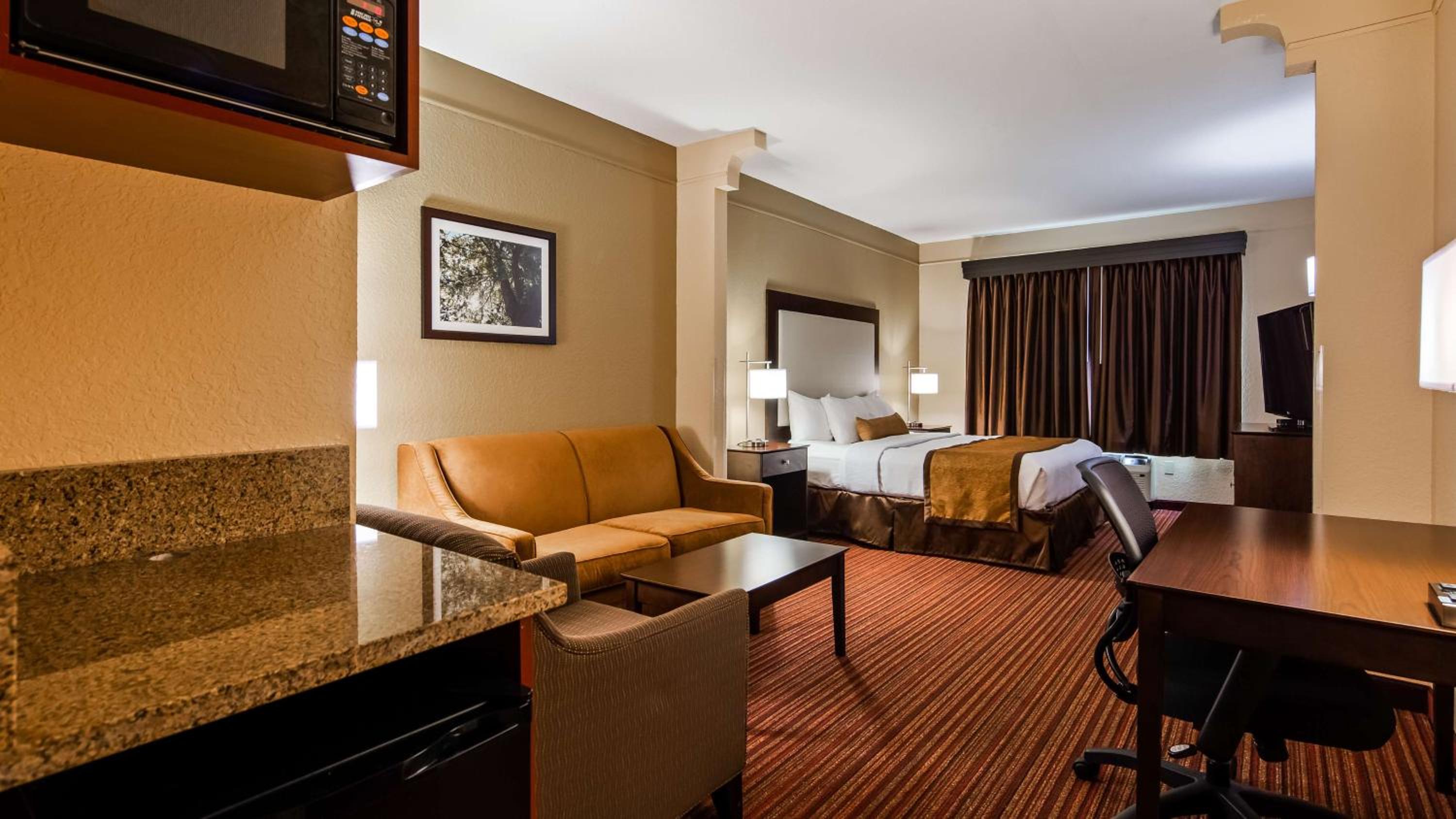 King Suite with Sofa Bed - Non Smoking - Photo 2