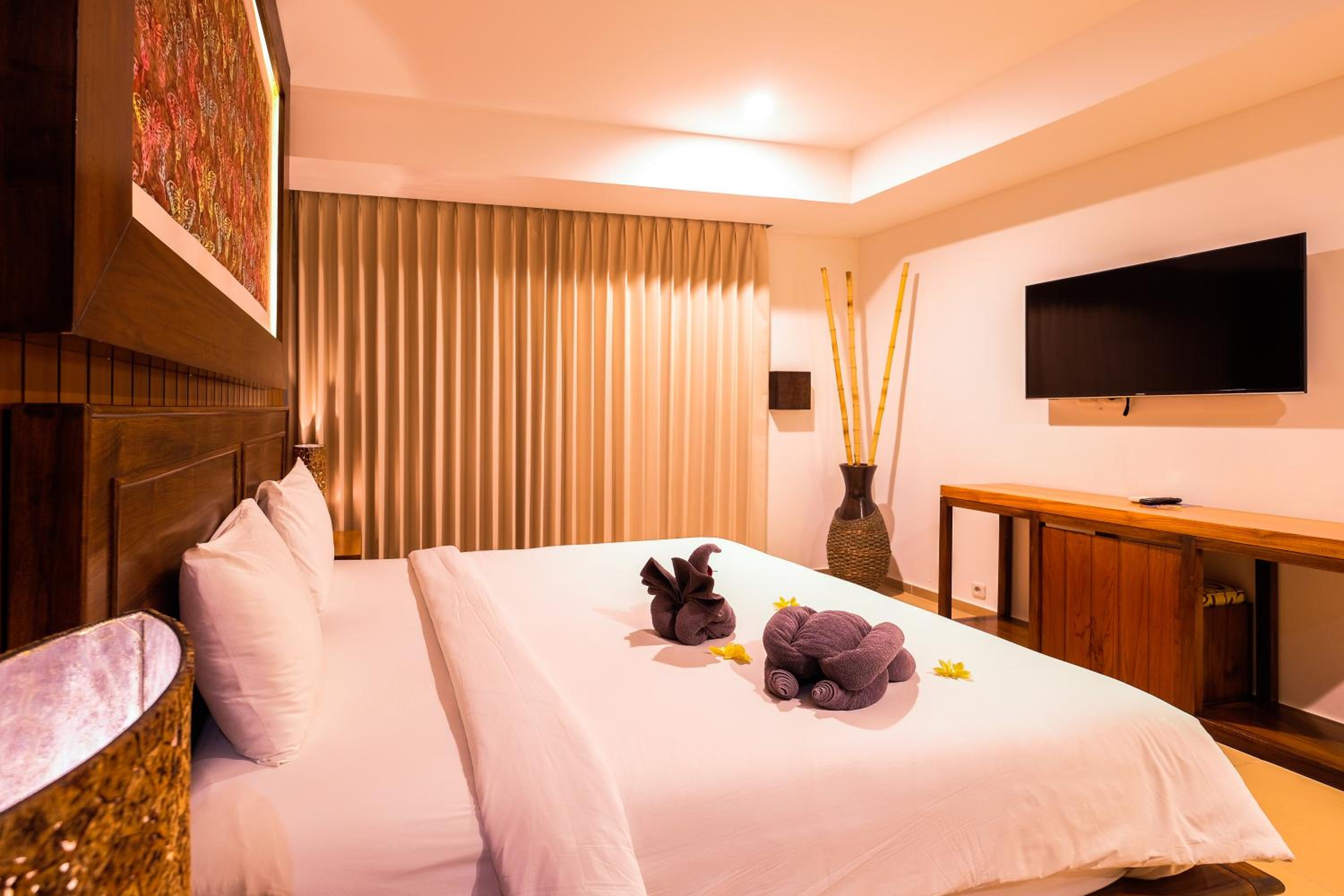 Queen Room with Pool View