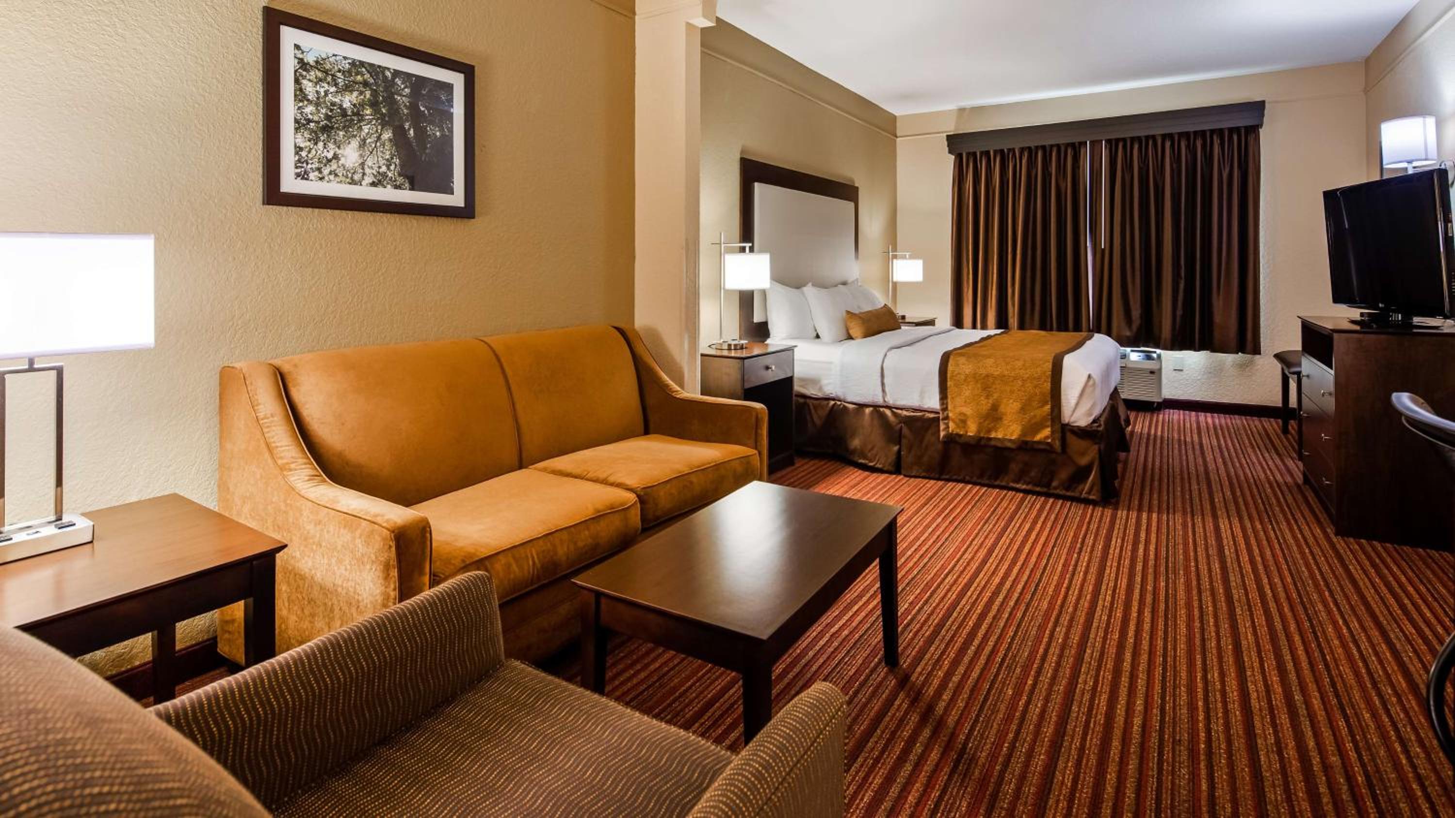King Suite with Sofa Bed - Non Smoking - Photo 1