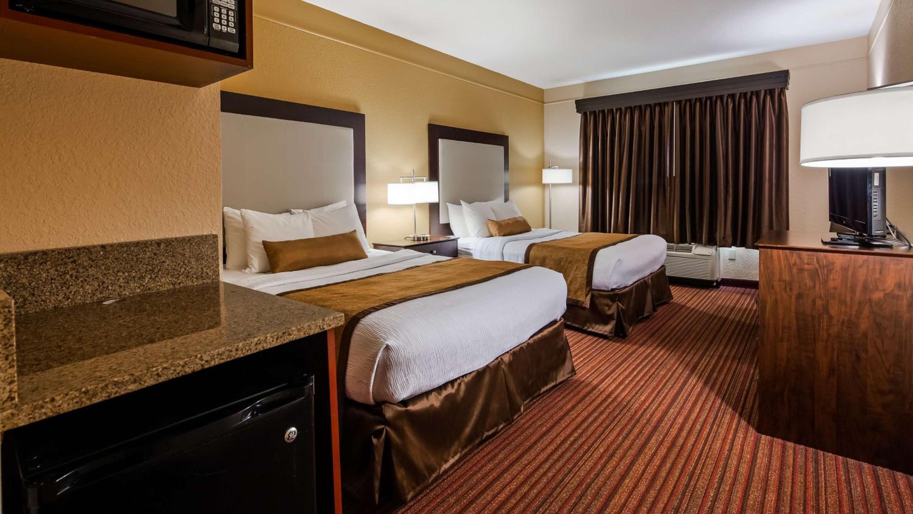 Queen Room with Two Queen Beds - Photo 1