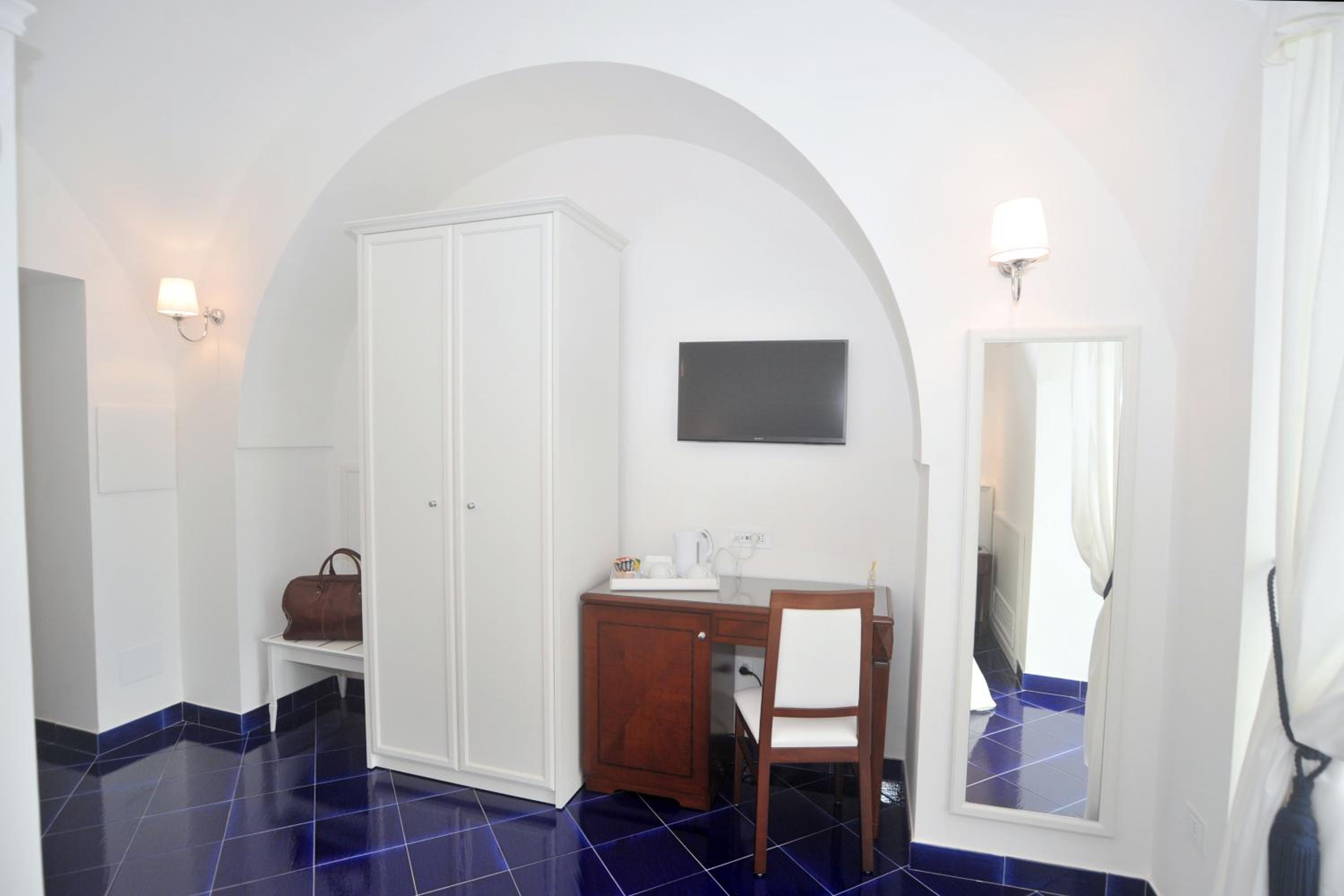 Queen Suite with Sea View - Photo 6