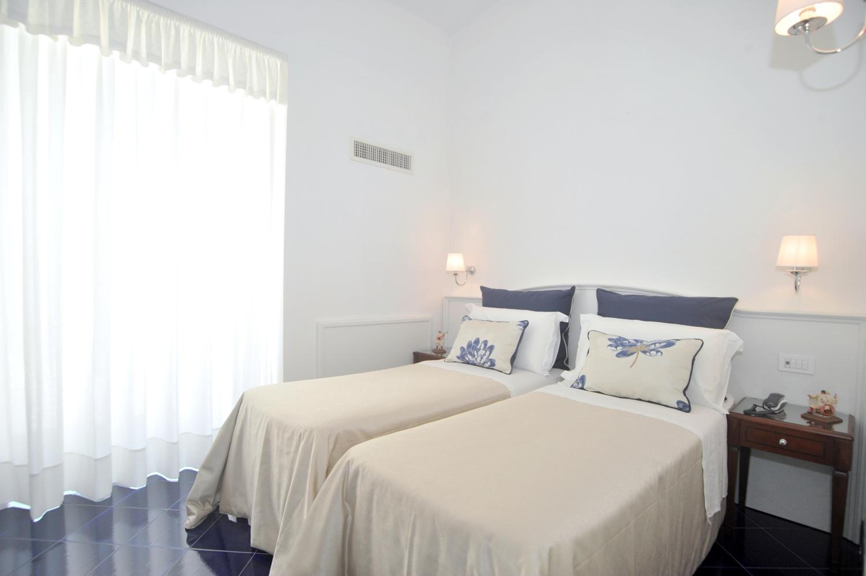 Queen Suite with Sea View - Photo 4
