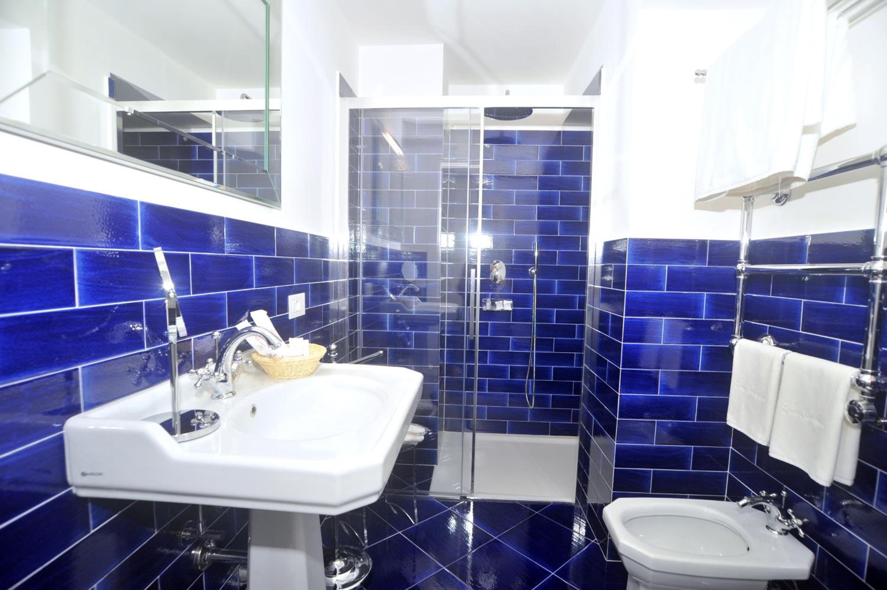 Queen Suite with Sea View - Photo 7