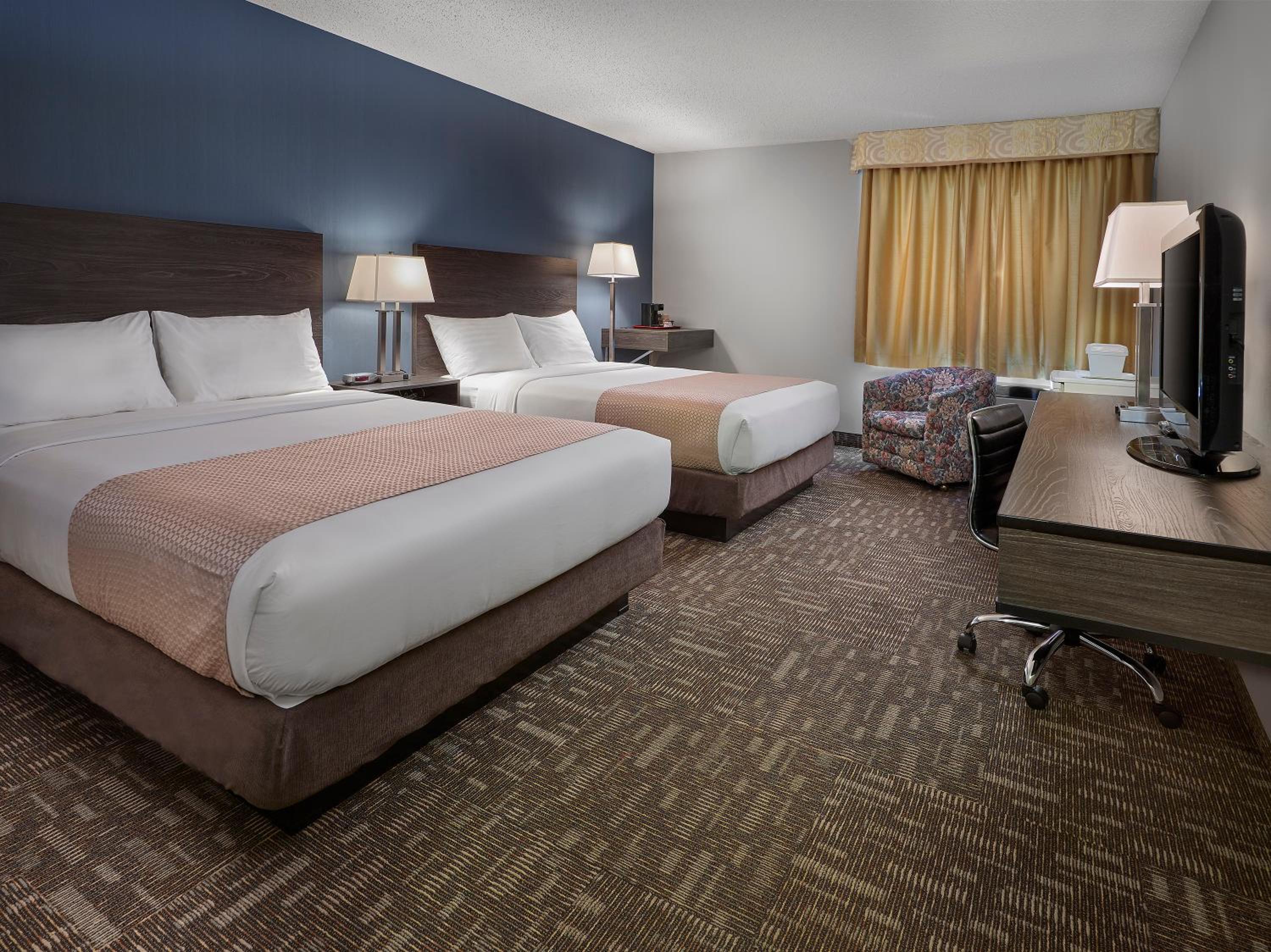 Queen Room with Two Queen Beds - Non-Smoking - Photo 2