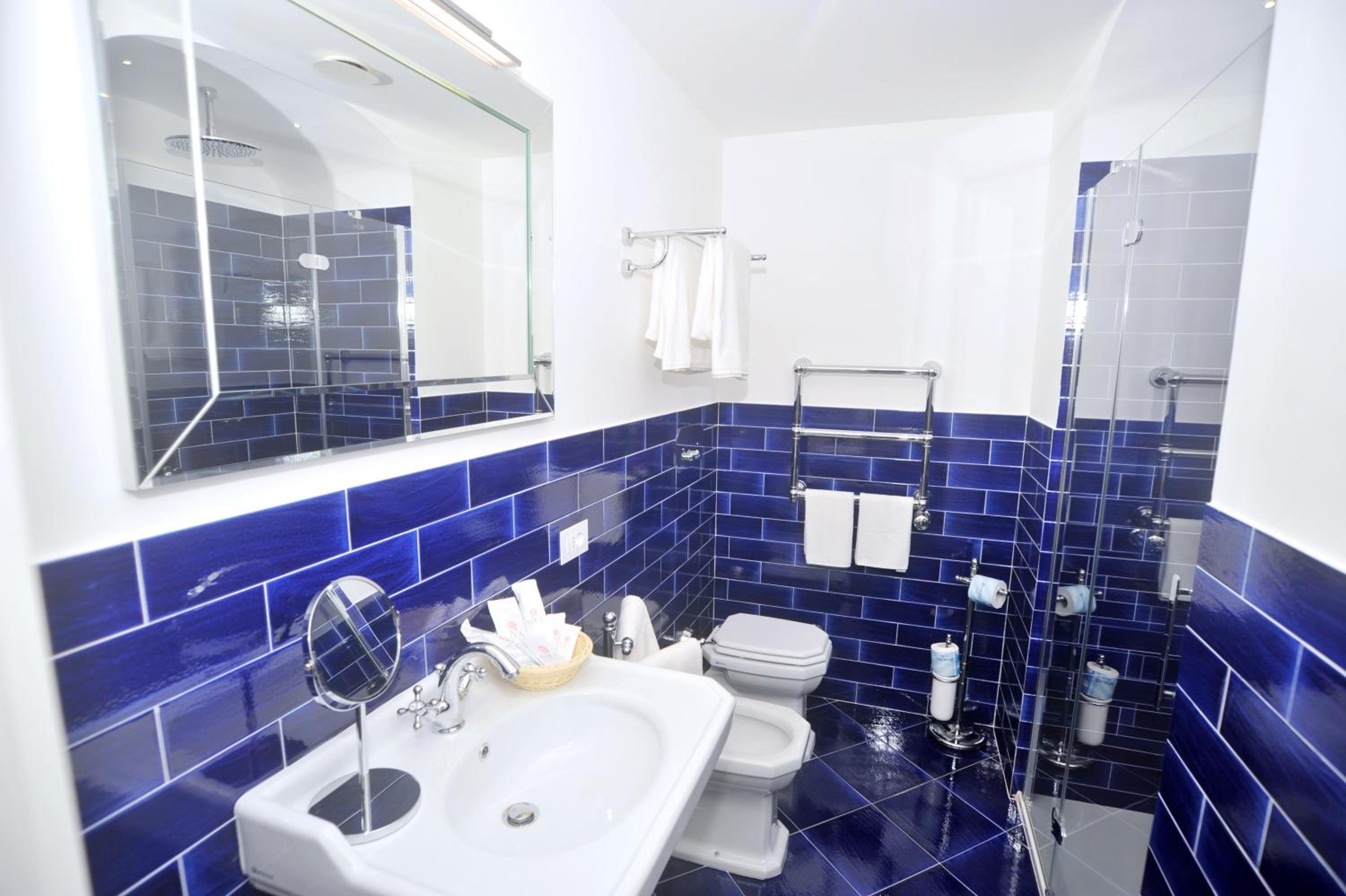 Queen Suite with Sea View - Photo 12