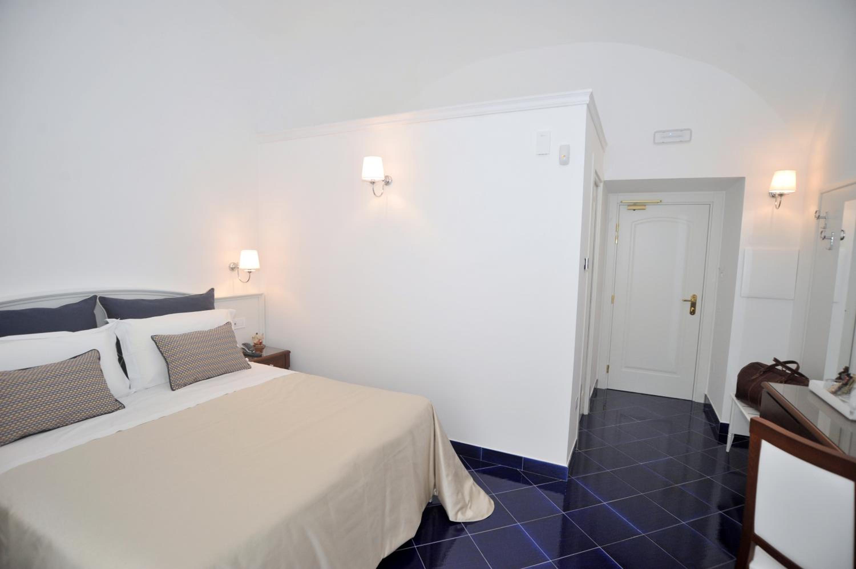 Queen Suite with Sea View - Photo 10