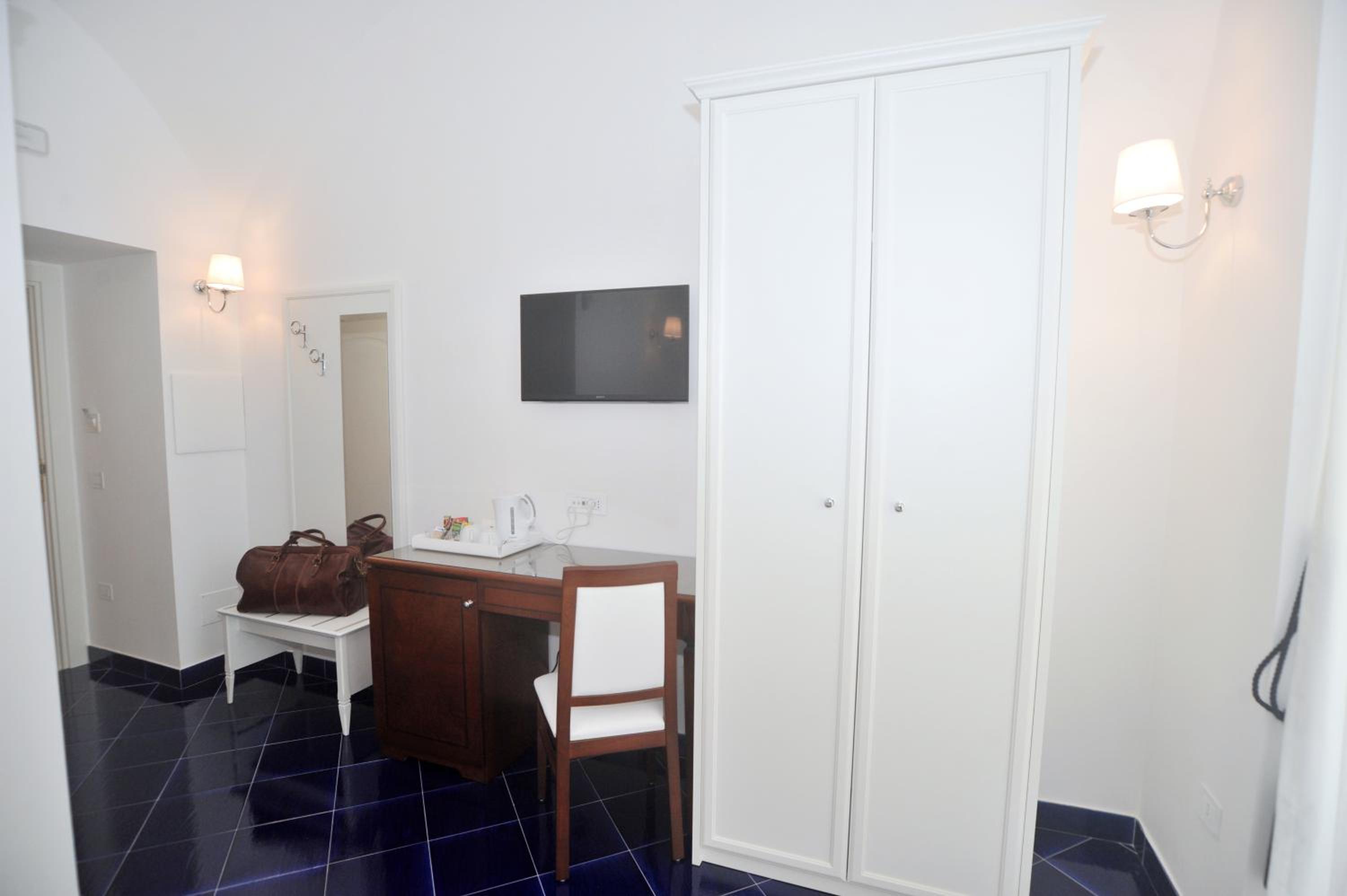 Queen Suite with Sea View - Photo 3