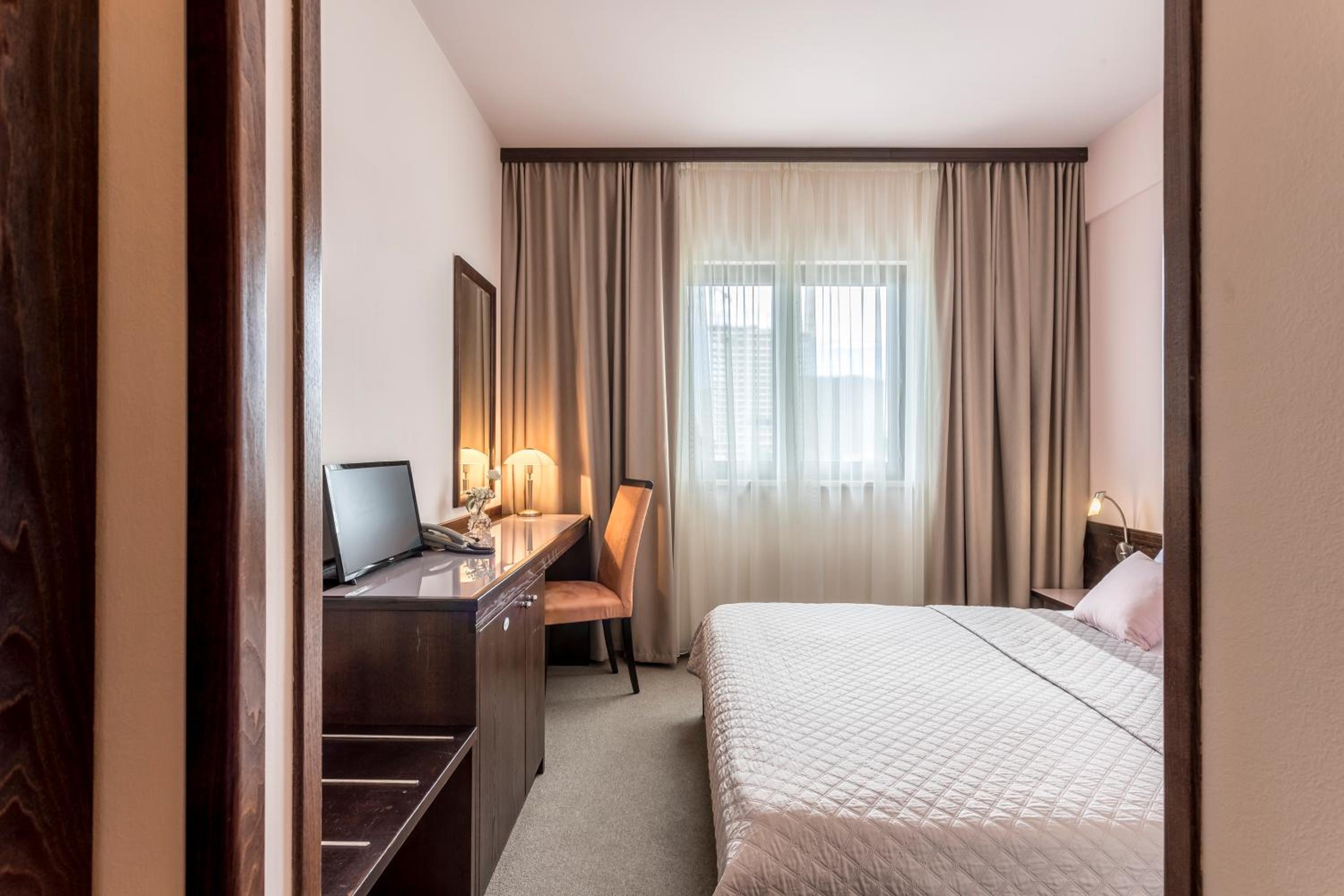 Double or Twin Room - Photo 4