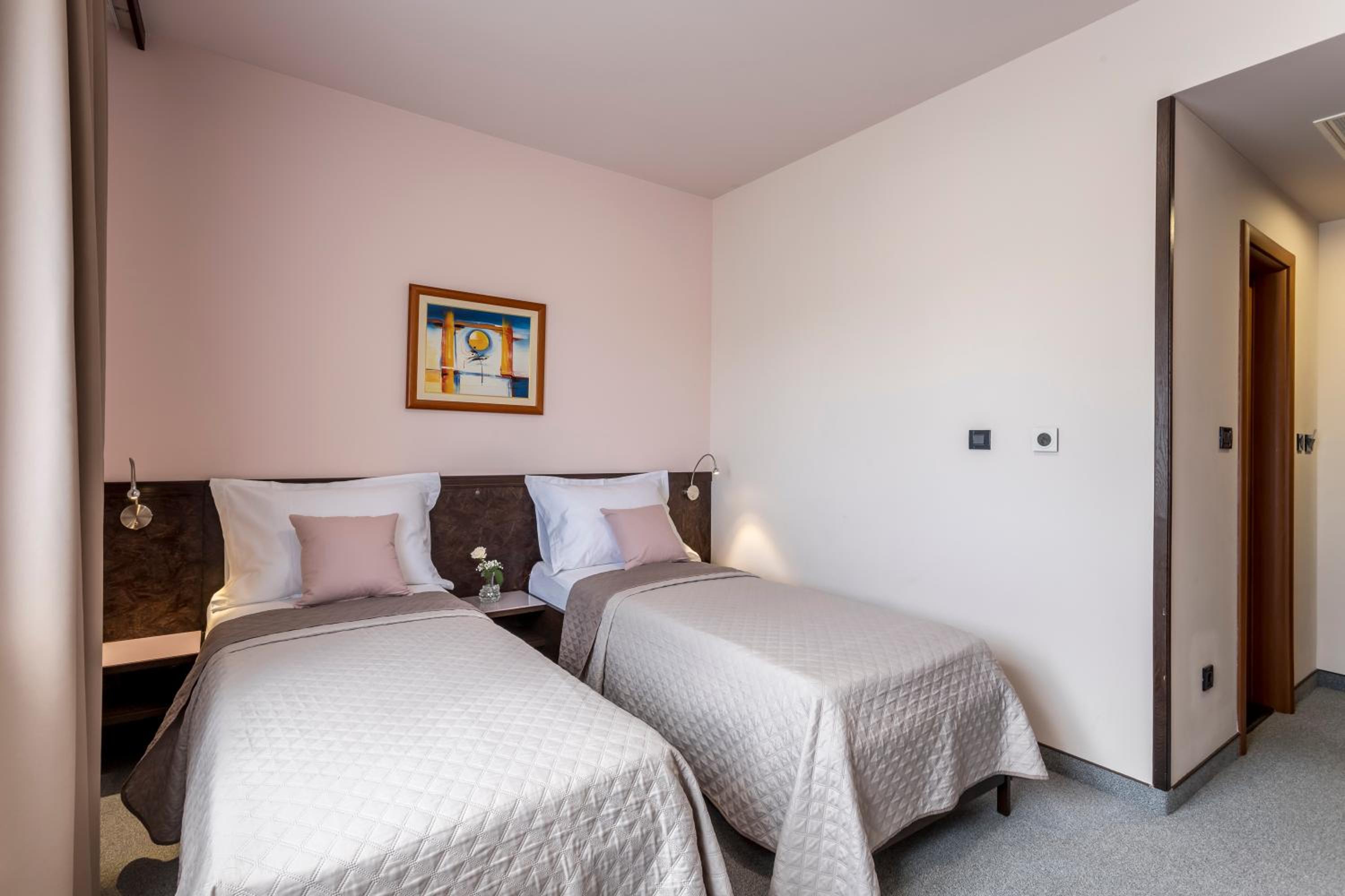 Double or Twin Room - Photo 7