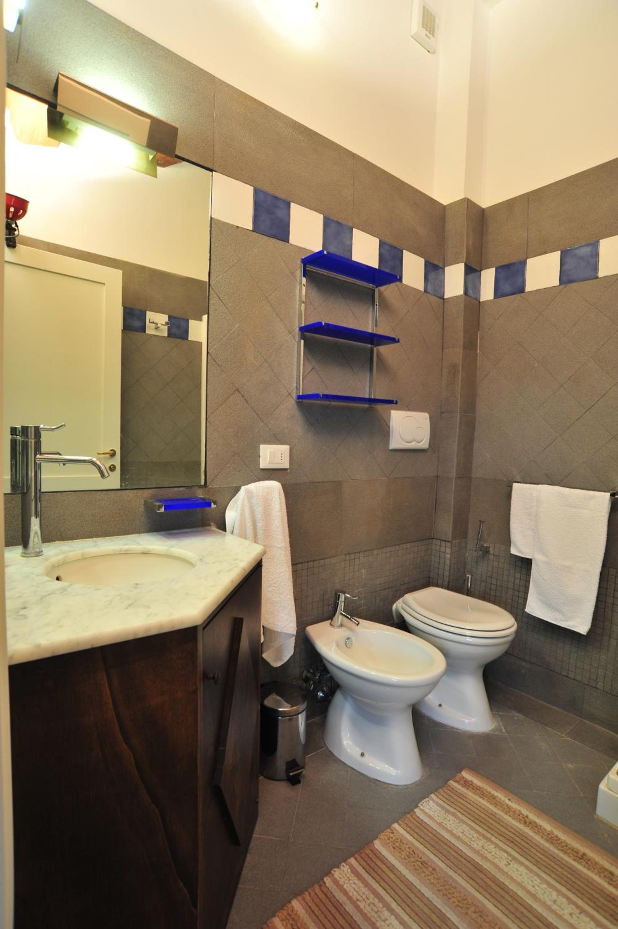 Deluxe King Suite - Photo 8