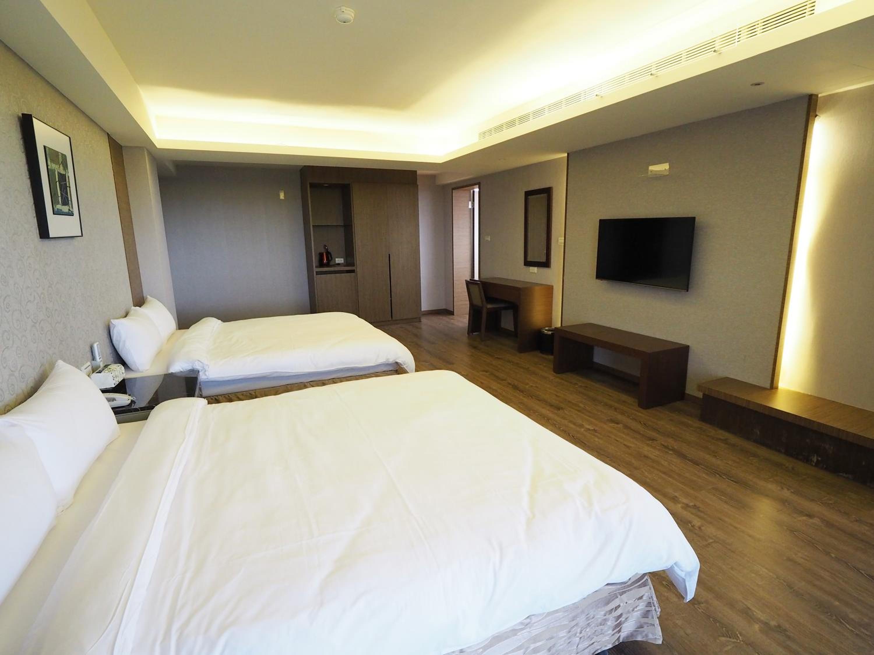Deluxe Quadruple Room - Photo 1