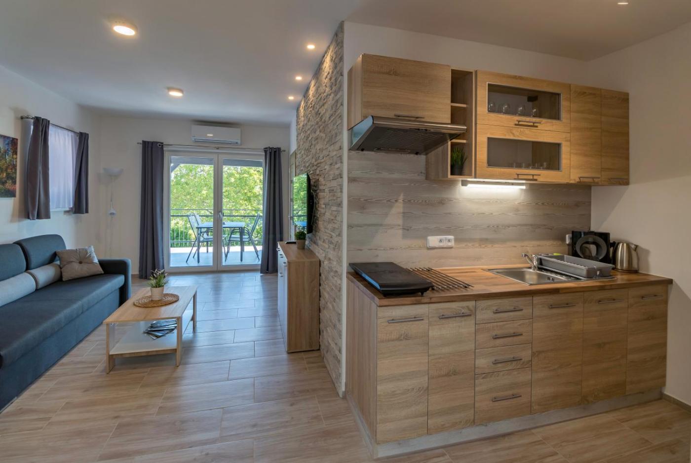 Apartment with Terrace - Photo 5