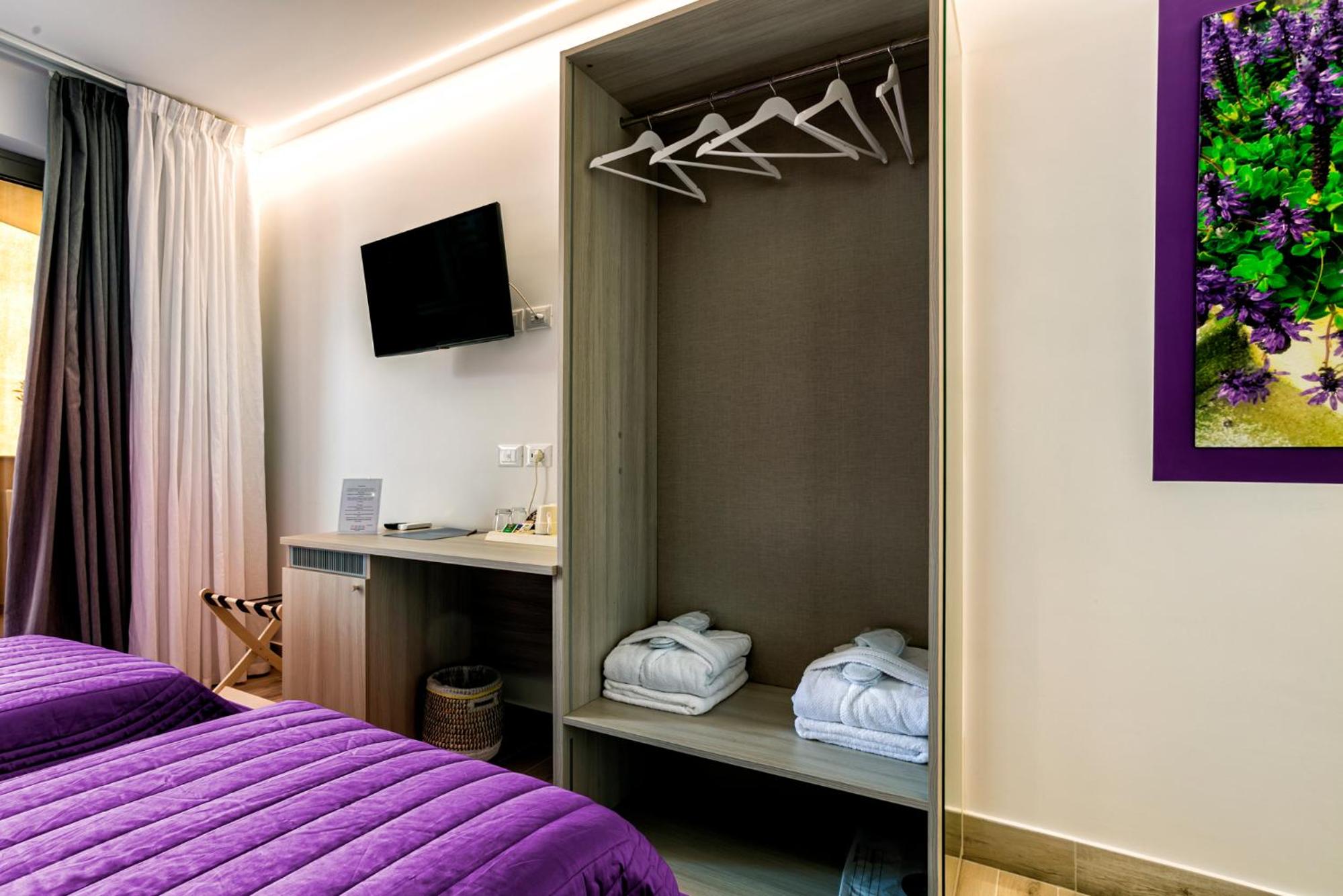 Twin Room with Balcony - Photo 3