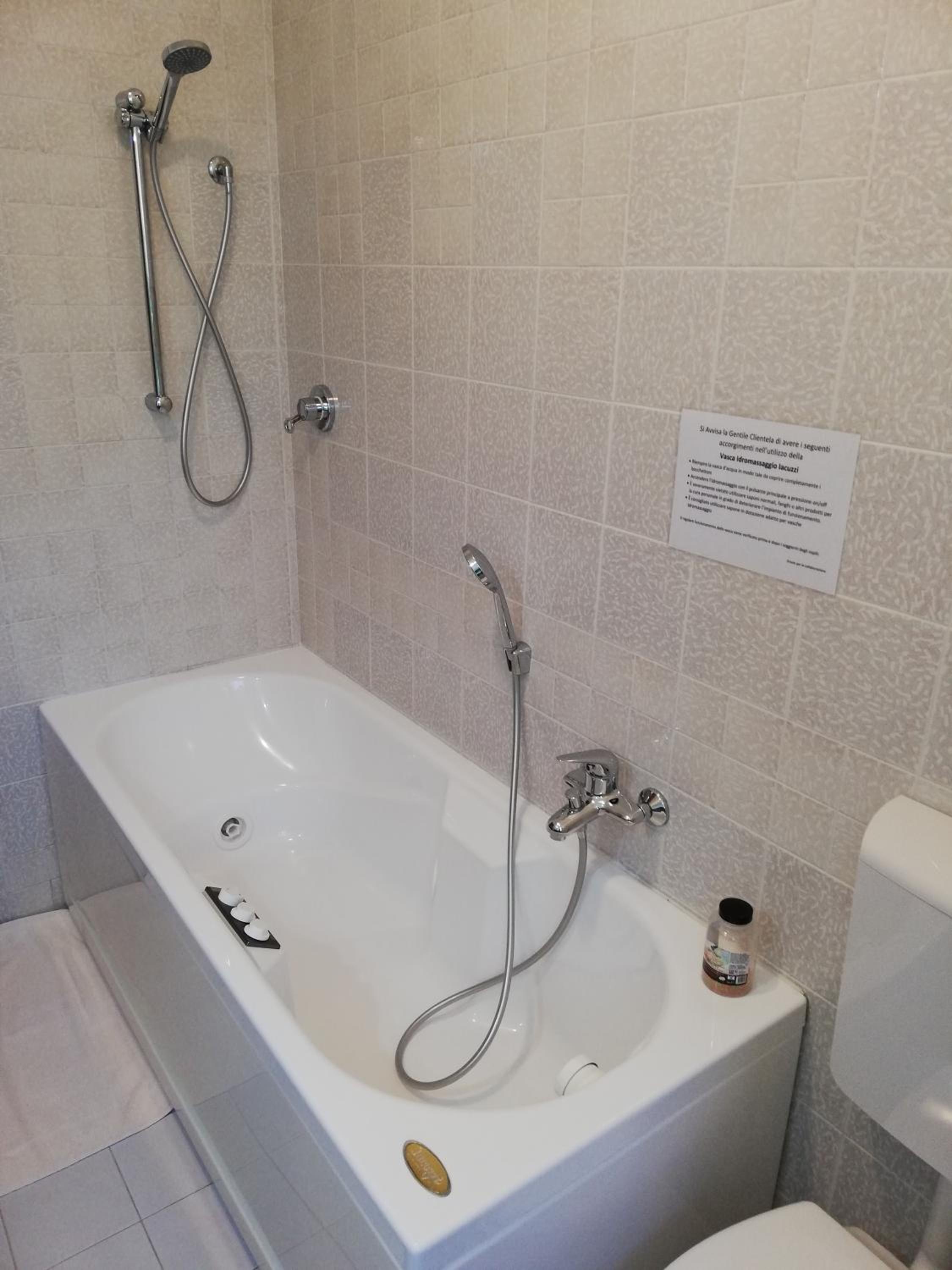 Queen Room with Spa Bath - Photo 5
