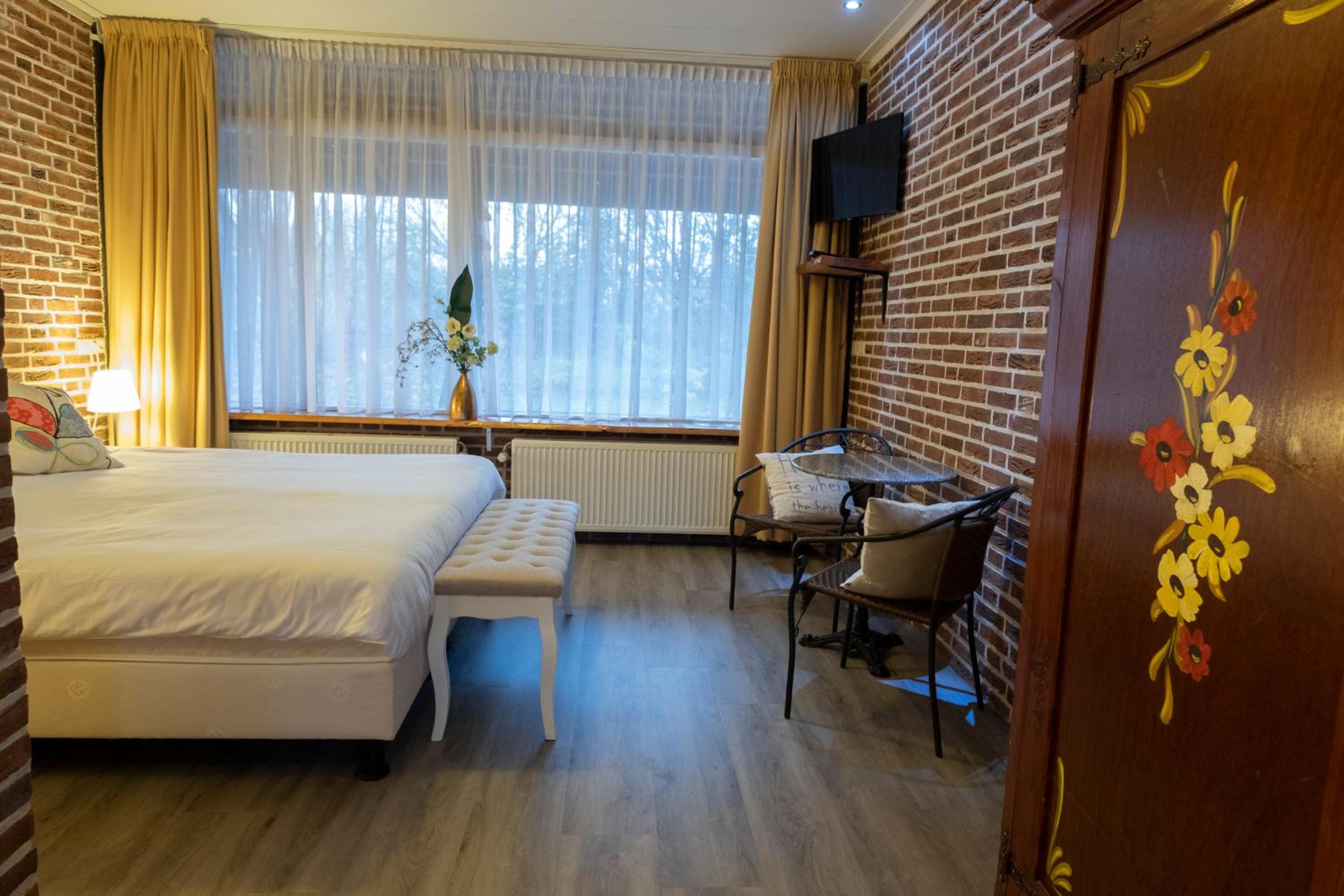 Double Room with Spa Bath photo 3