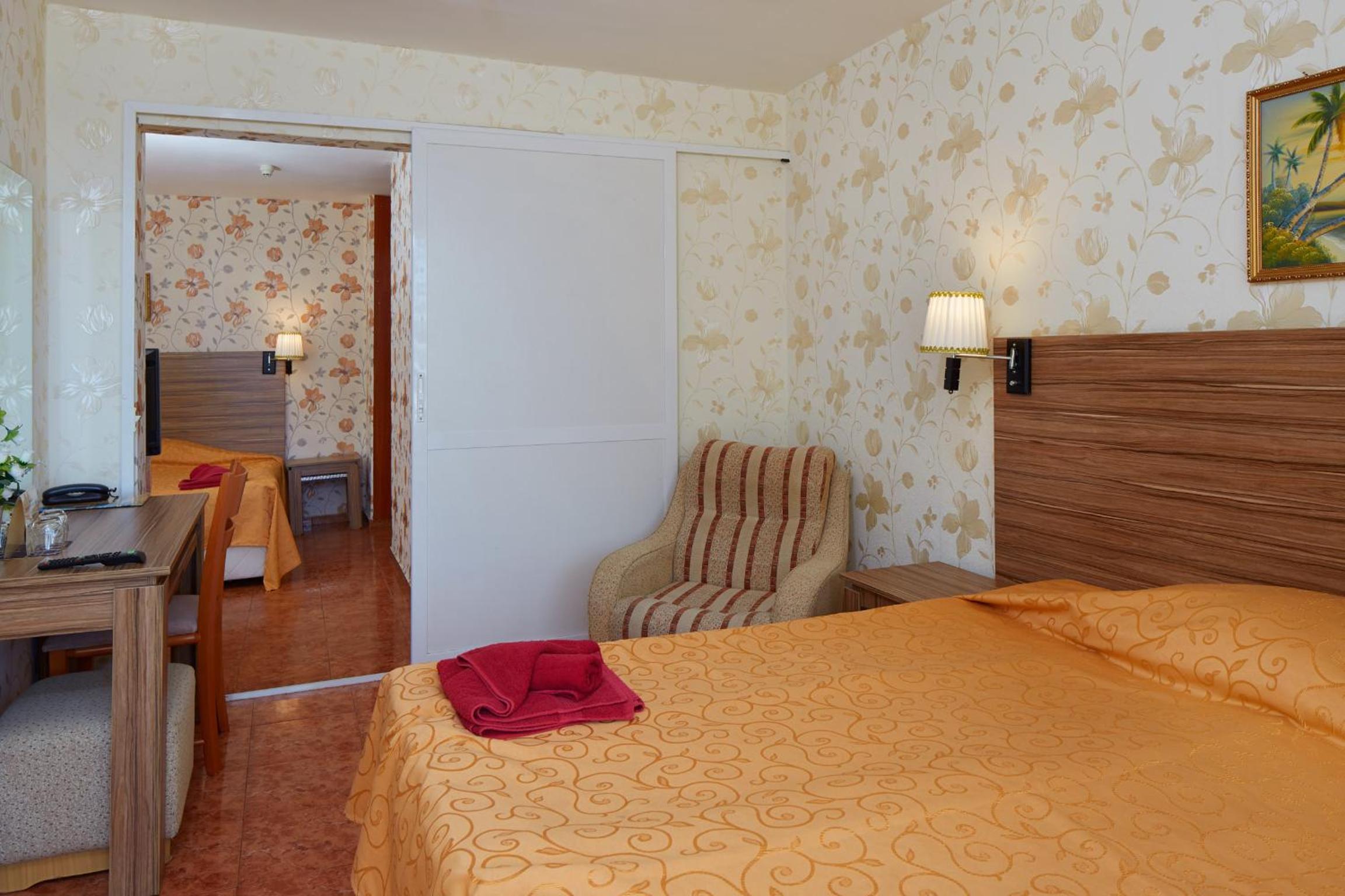 Suite (4 Adults) photo 2