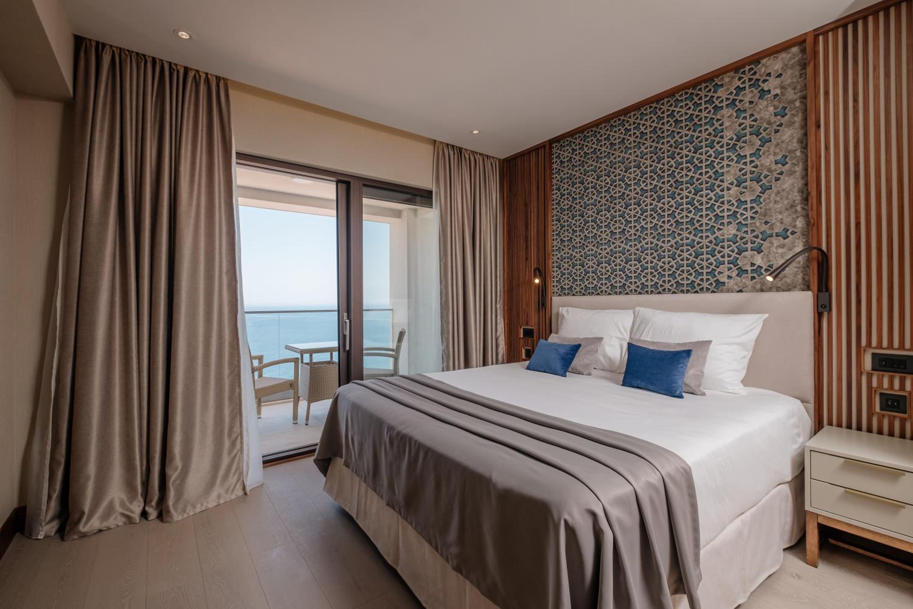 Deluxe Suite with Sea View - Photo 5