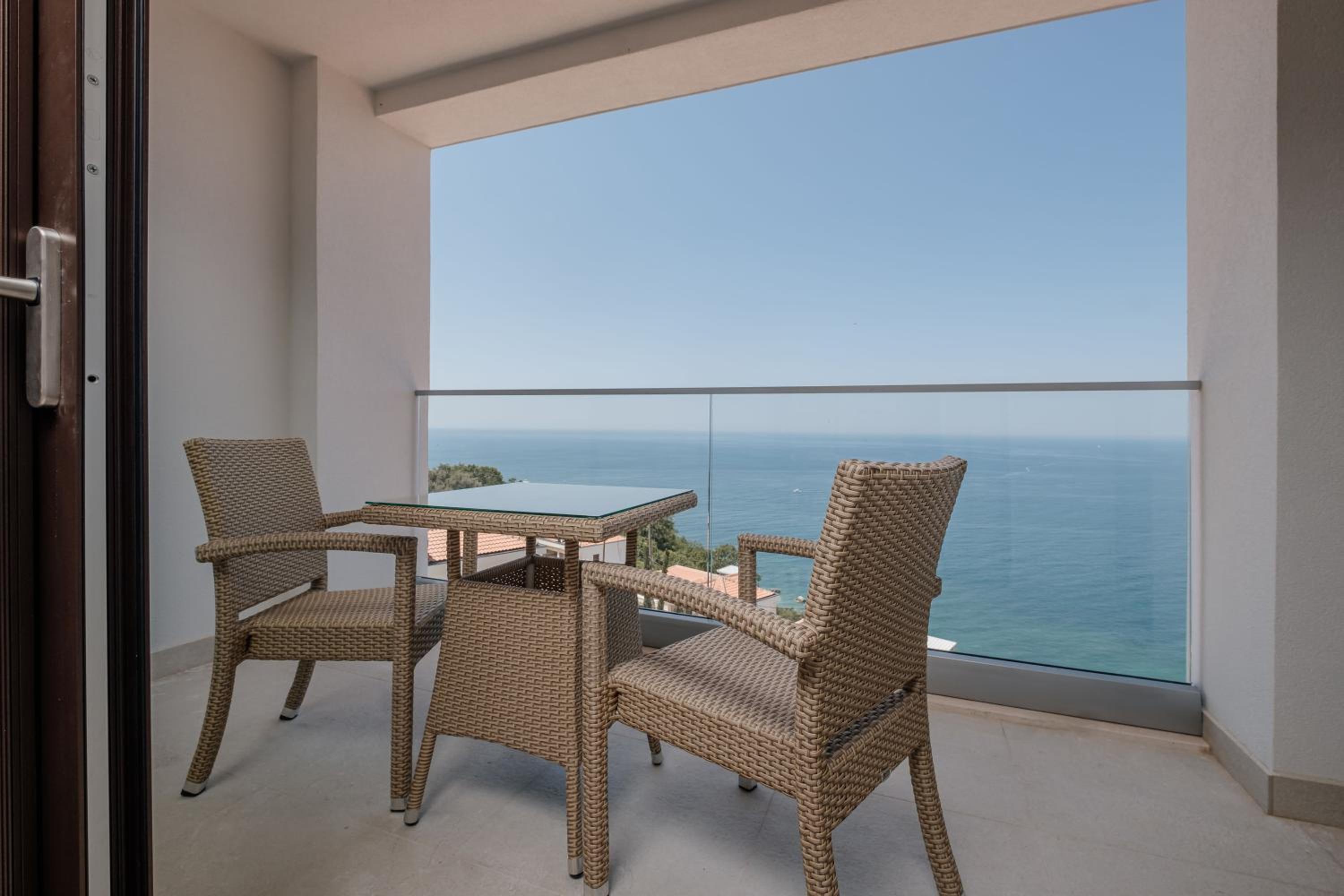 Deluxe Suite with Sea View - Photo 7