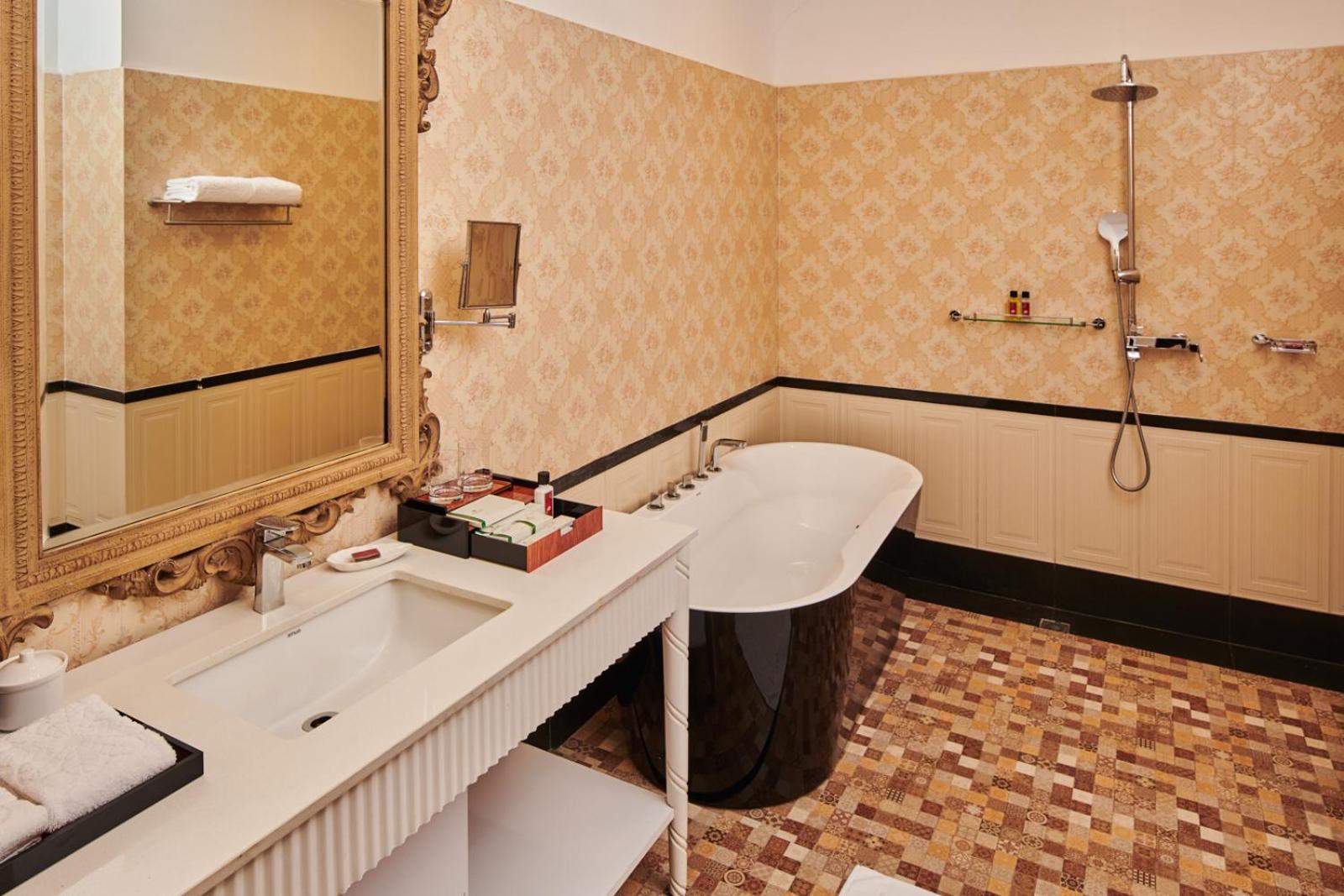 Deluxe King Suite - 10% Discount on Foods & Soft Beverages* | 15% Discounts on Laundry Services* | INR 500 spa credit during your stay on selective Massage services. TnC Apply.* | Free Minibar - 2 cans of soft Beverages (Once on Arrival) photo 2