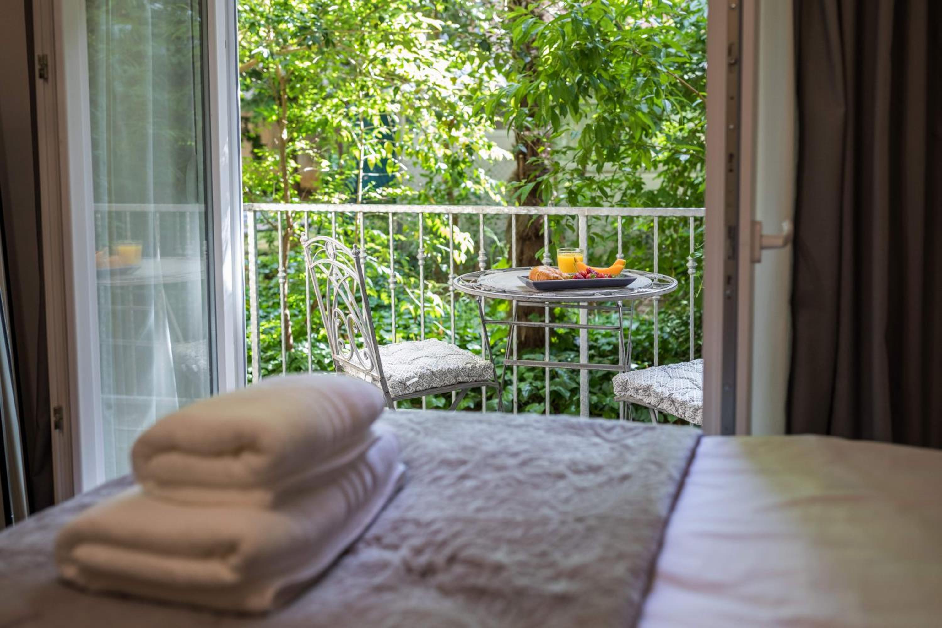 Deluxe Double or Twin Room with Balcony - Photo 12