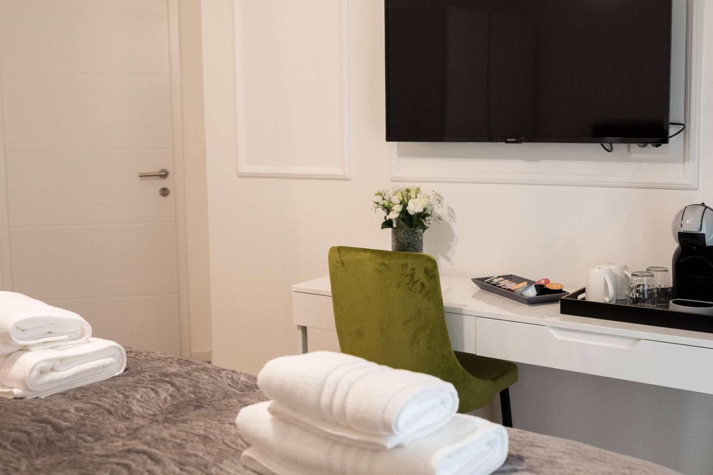 Deluxe Double or Twin Room with Balcony - Photo 9
