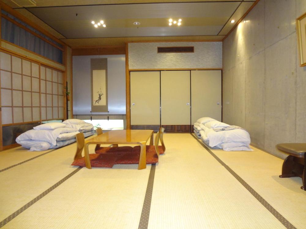Japanese-Style Family Room - Smoking - Photo 1