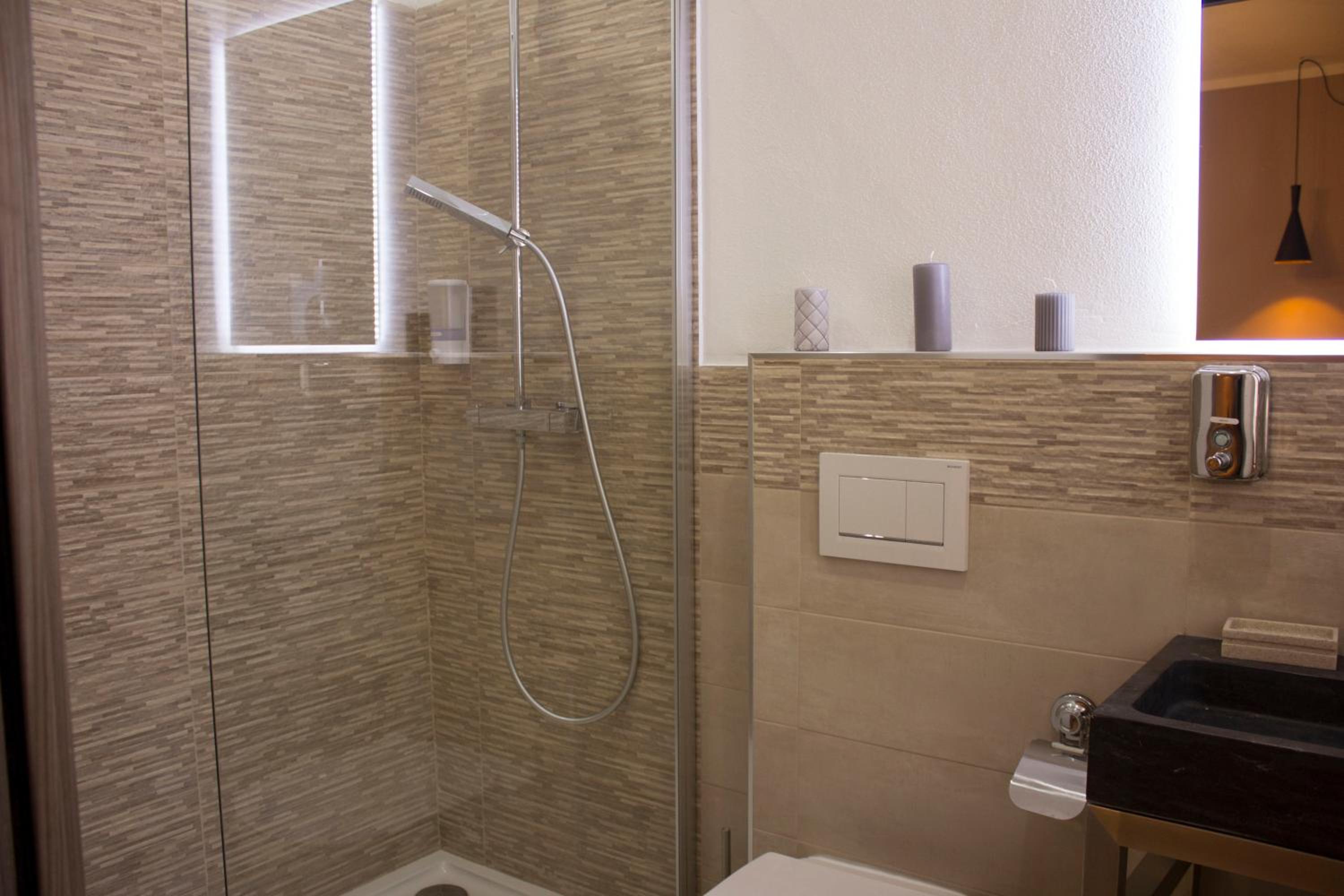 Double Room with Private Bathroom - Photo 10