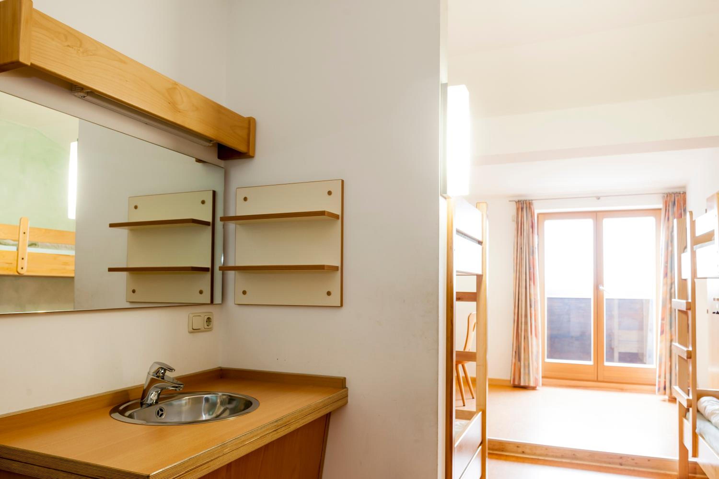 8 bed room (shared bathroom) photo 3
