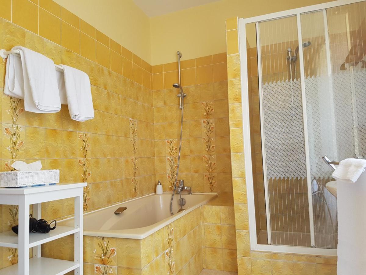 Family Room with Private Bathroom photo 2