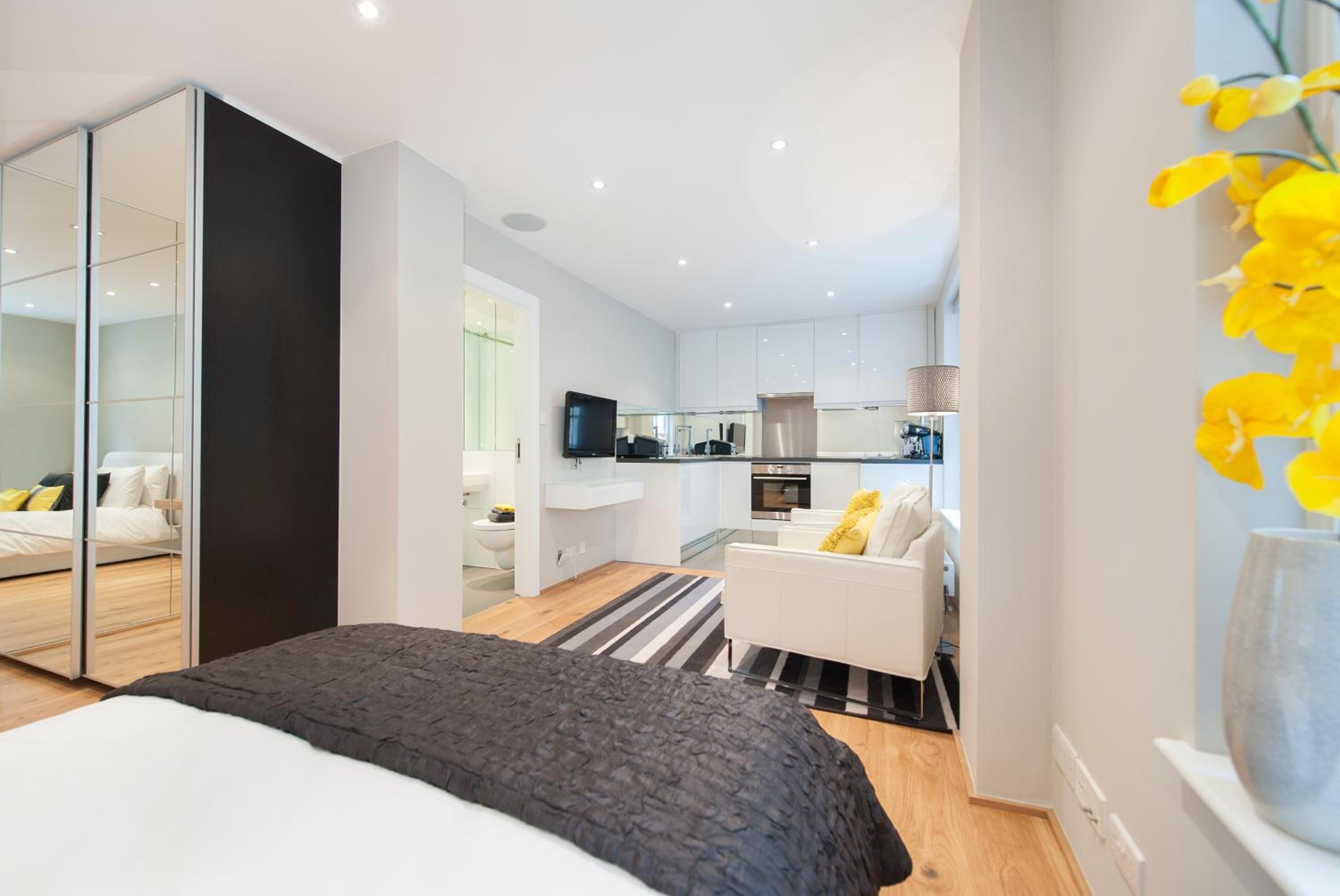 Flat 6 - Studio Apartment photo 3