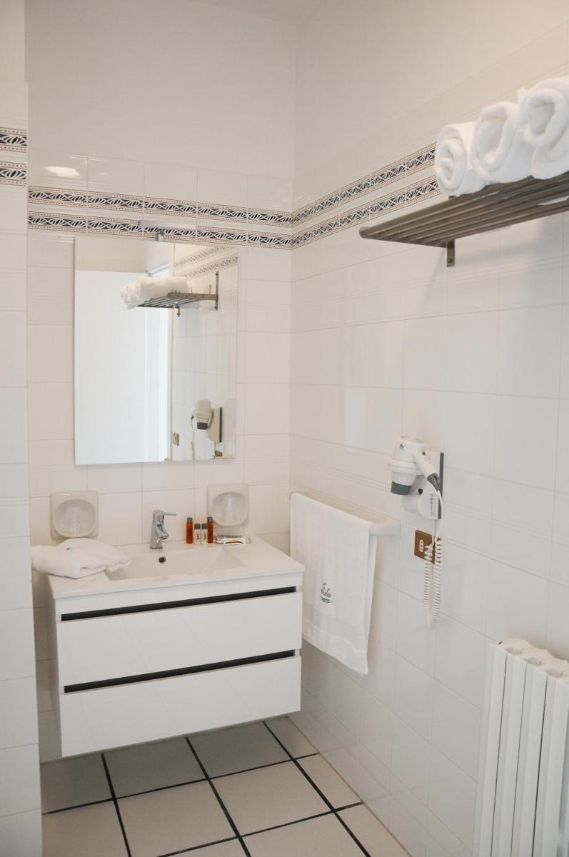 Double Room with Balcony and Sea View - Photo 8