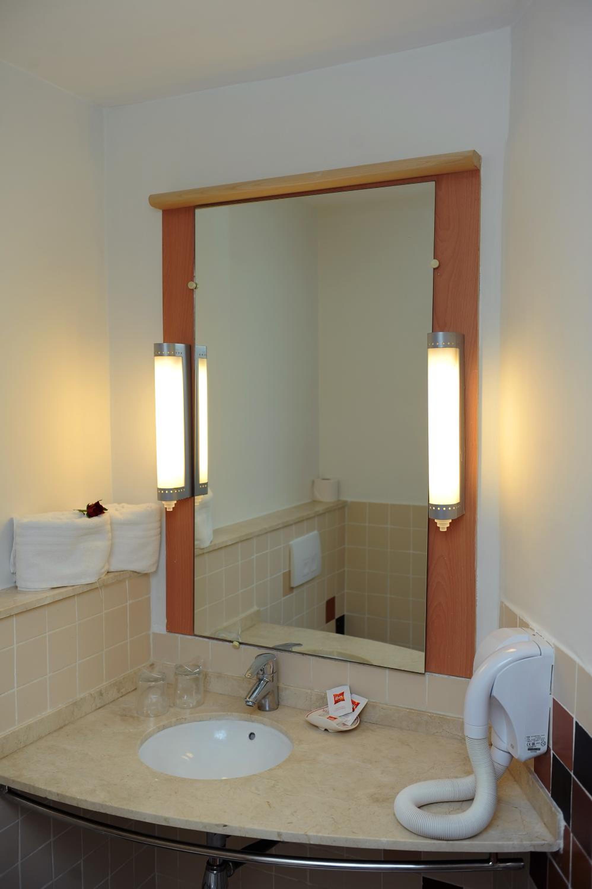 Standard Double Room - Photo 12