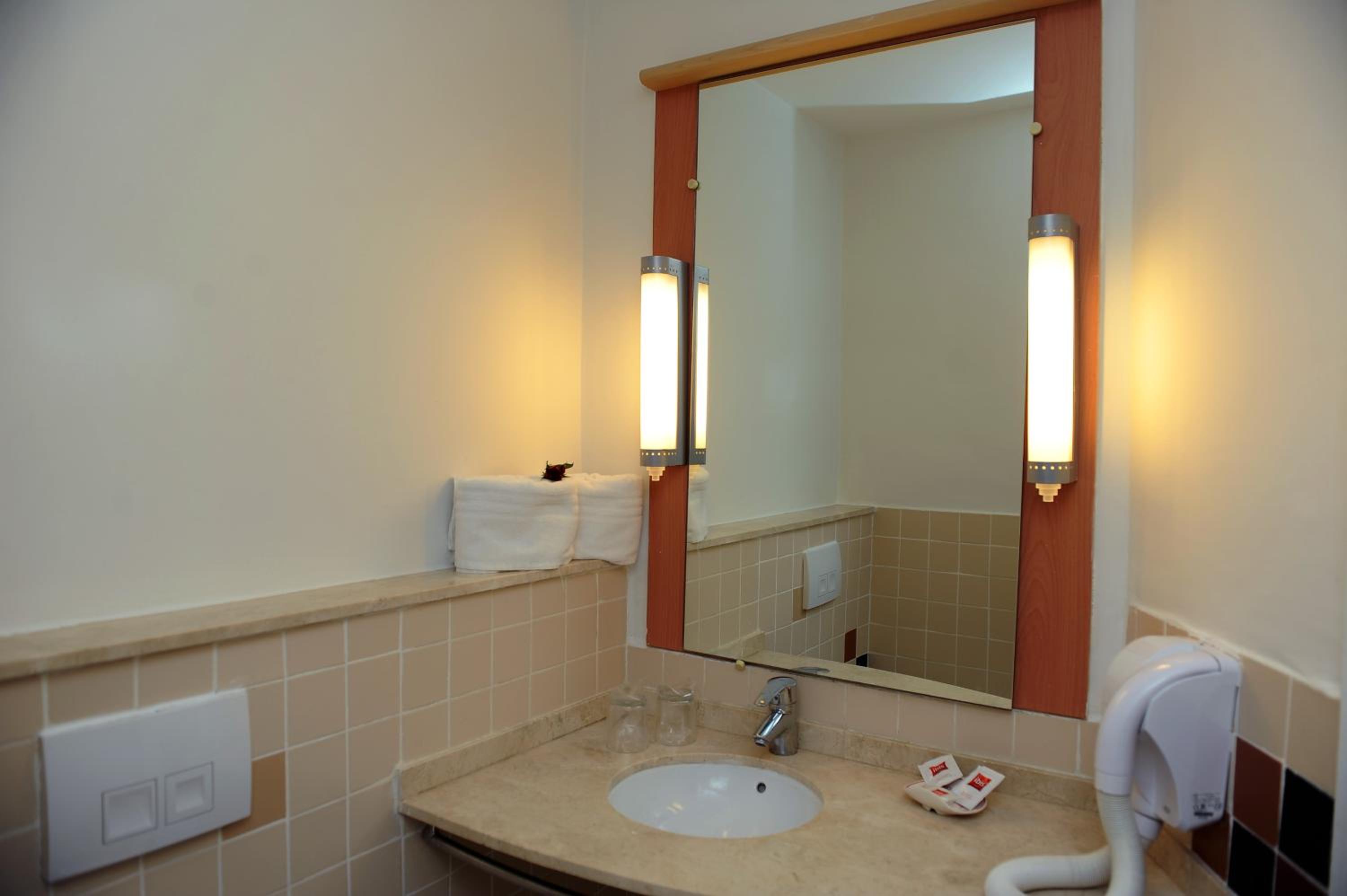 Standard Double Room - Photo 13