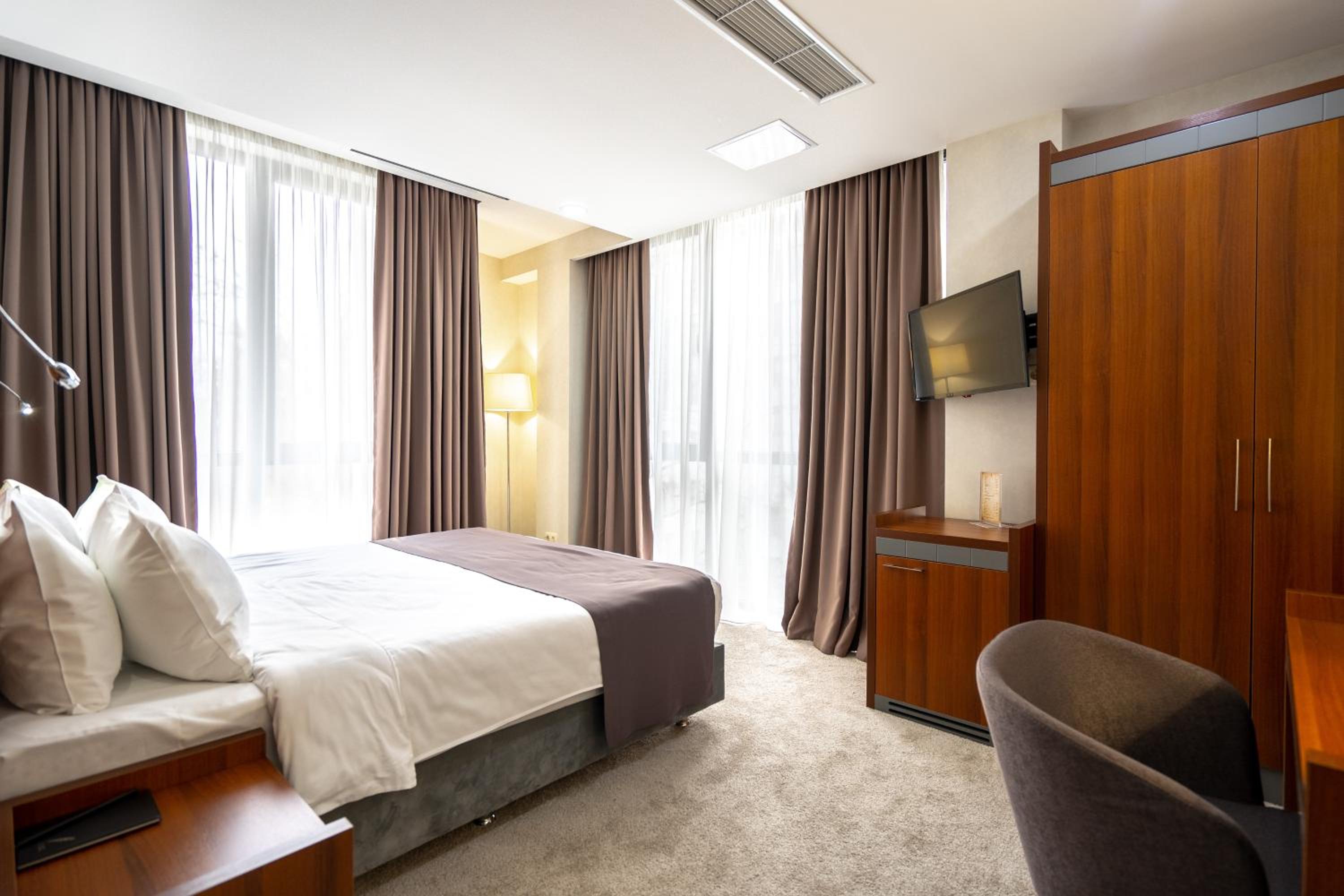 Standard King Room photo 3