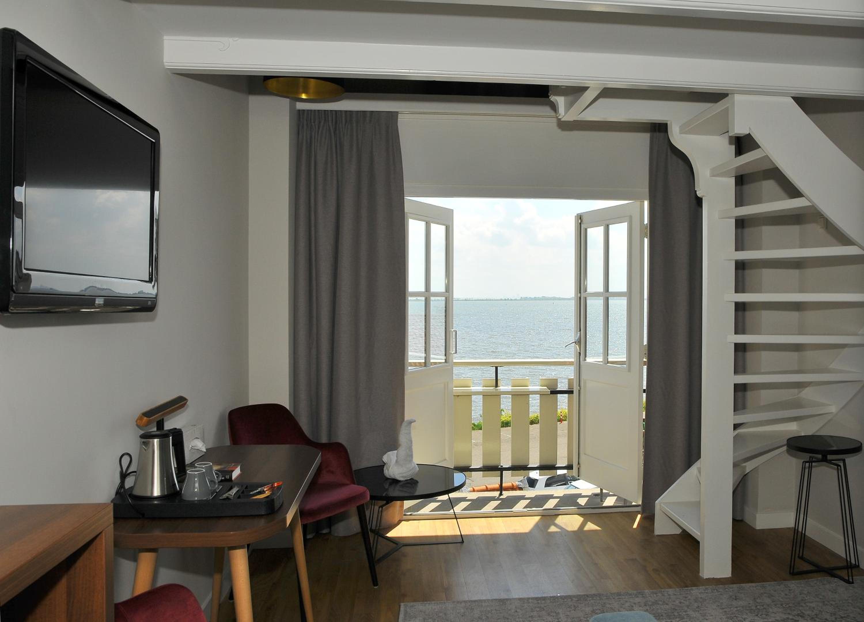 Suite with Two Single Beds and Sofa Bed - Photo 2